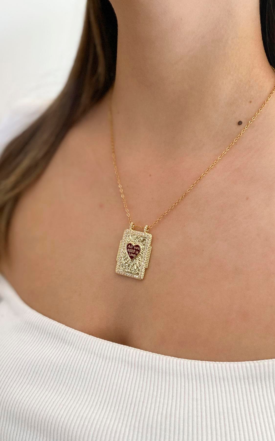 Dikdörtgen Plaka Üzeri Kalp Detaylı Gold Çelik Kolye