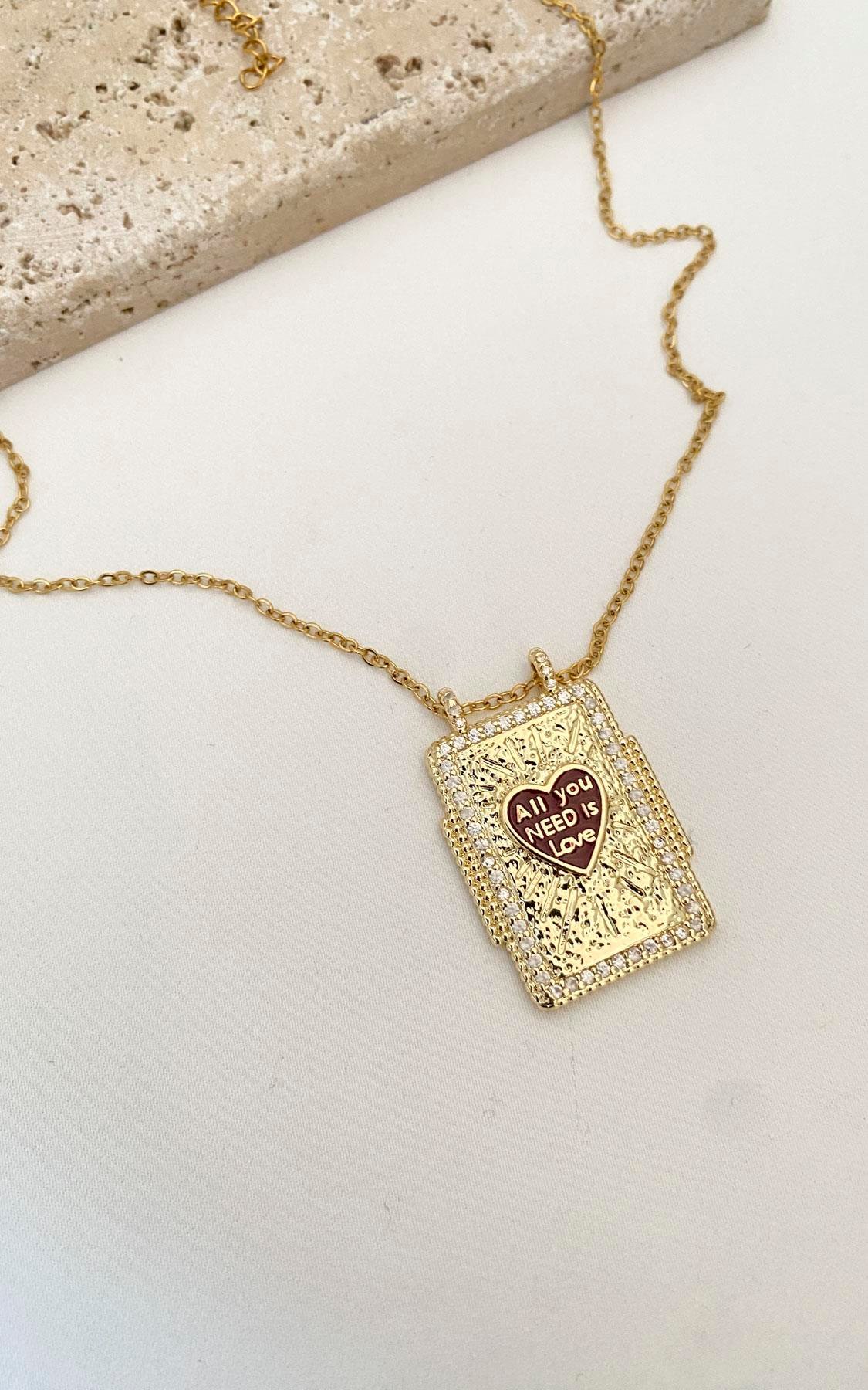 Dikdörtgen Plaka Üzeri Kalp Detaylı Gold Çelik Kolye