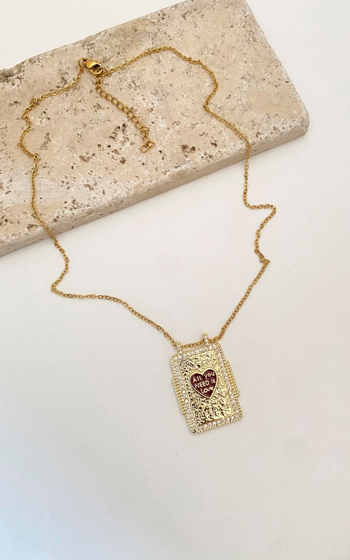 Dikdörtgen Plaka Üzeri Kalp Detaylı Gold Çelik Kolye