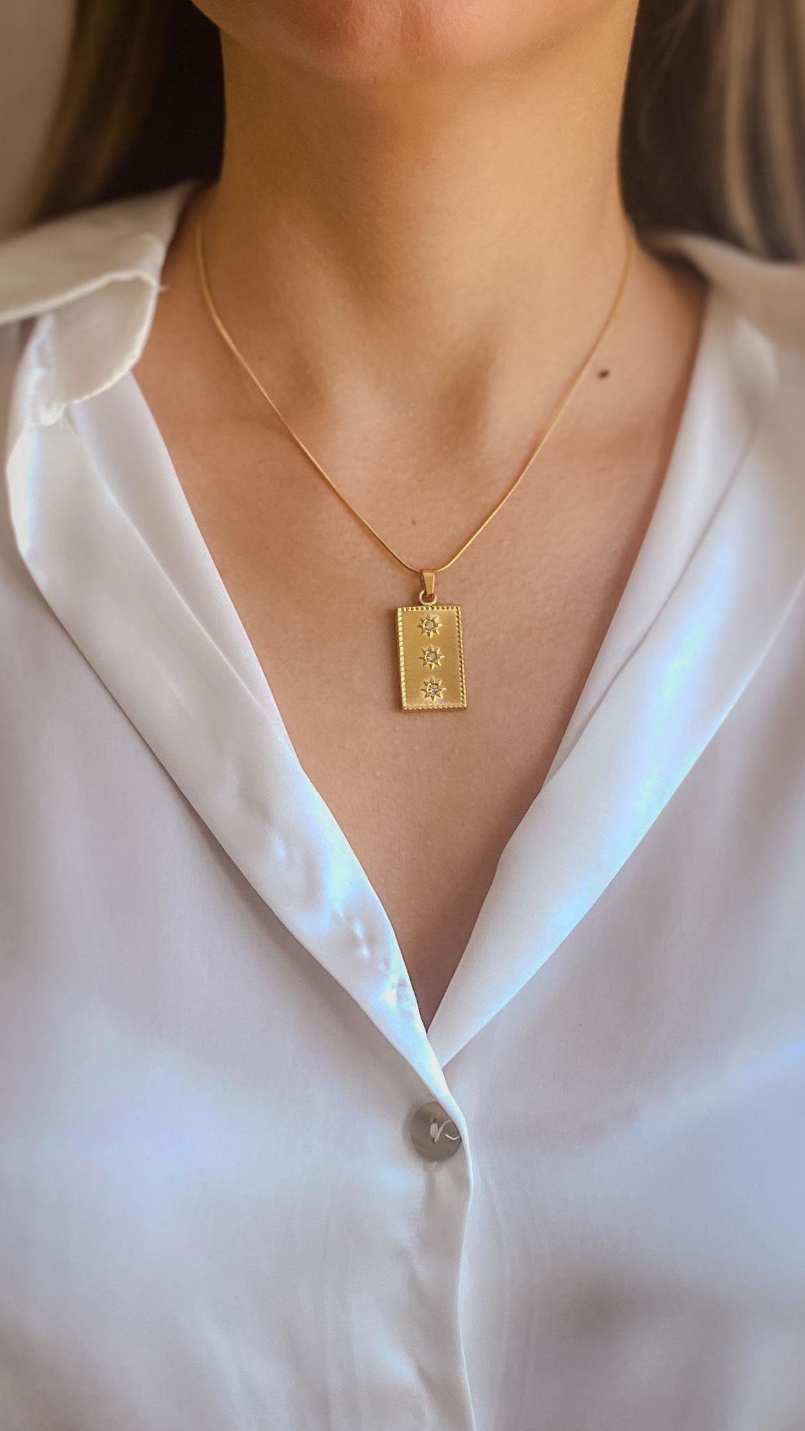 Dikdörtgen Plaka Üzeri Yıldız Desenli Gold Çelik Kolye