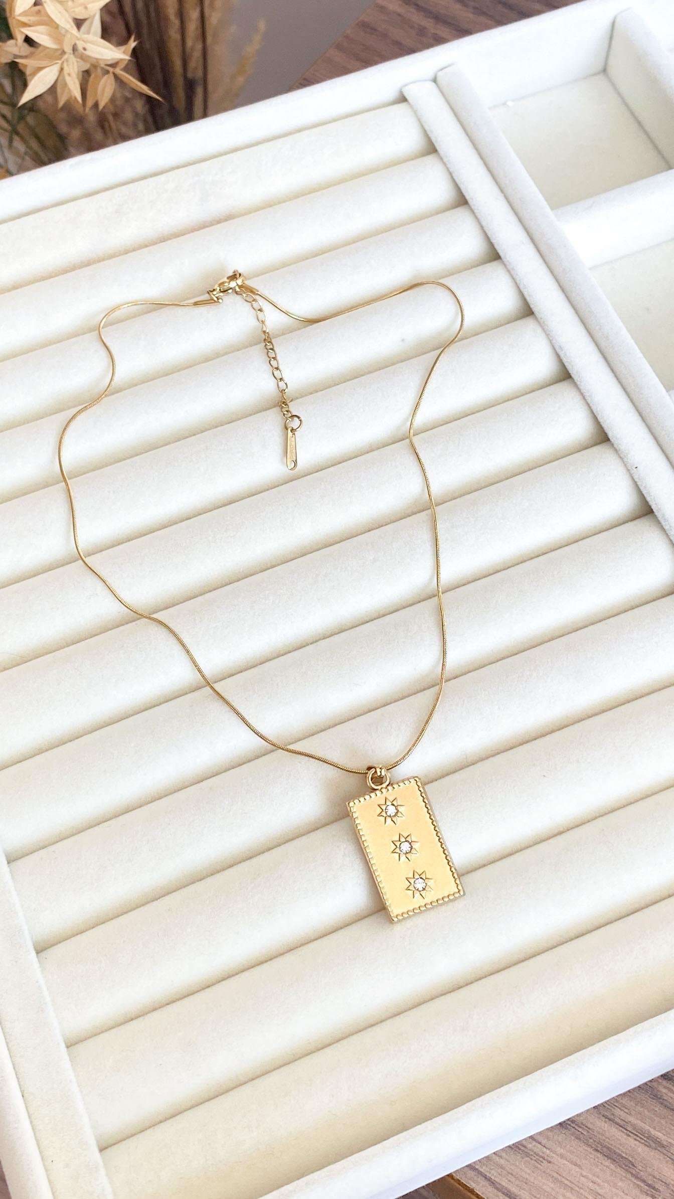 Dikdörtgen Plaka Üzeri Yıldız Desenli Gold Çelik Kolye