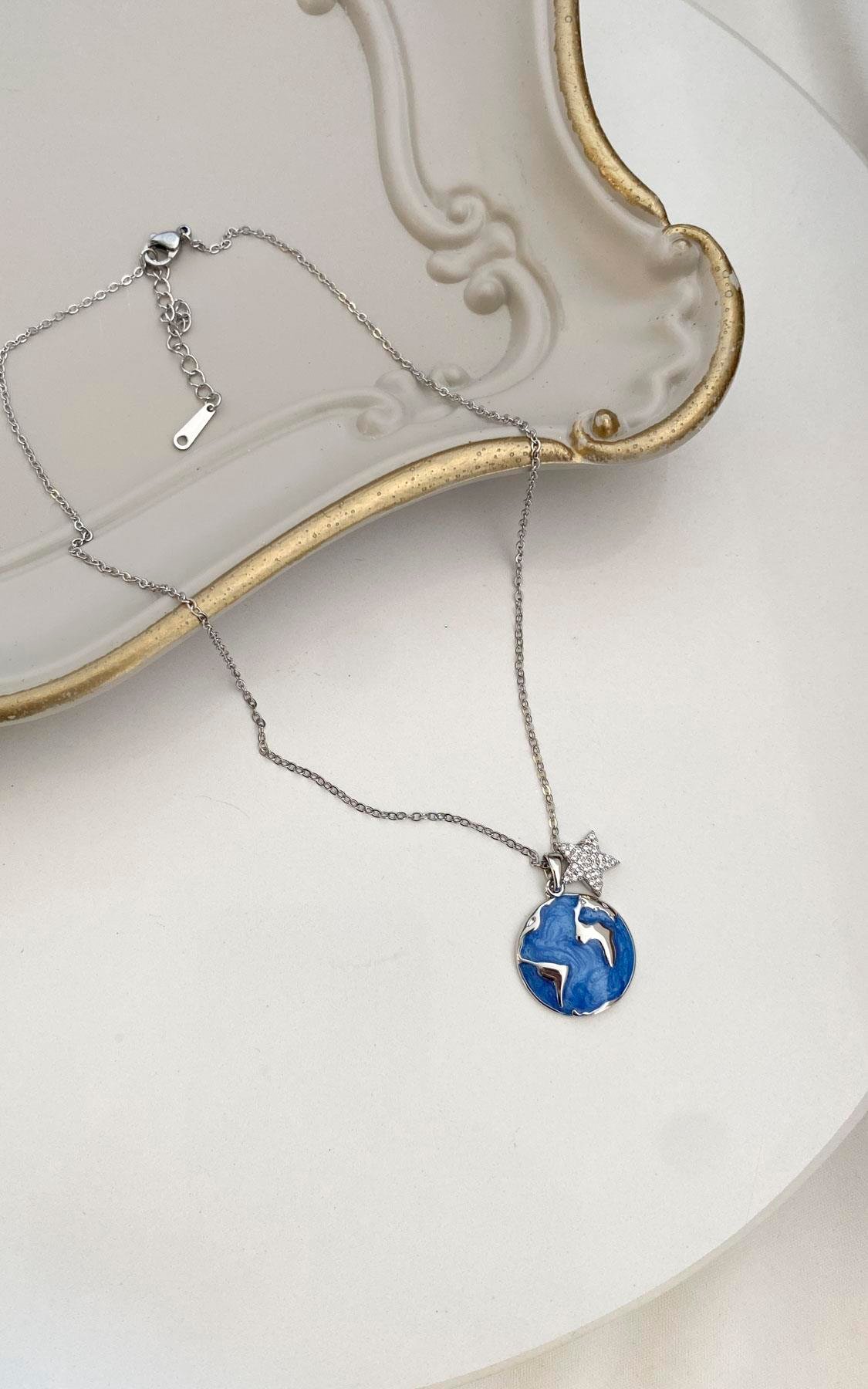 Dünya ve Yıldız Figürlü Gümüş Çelik Kolye