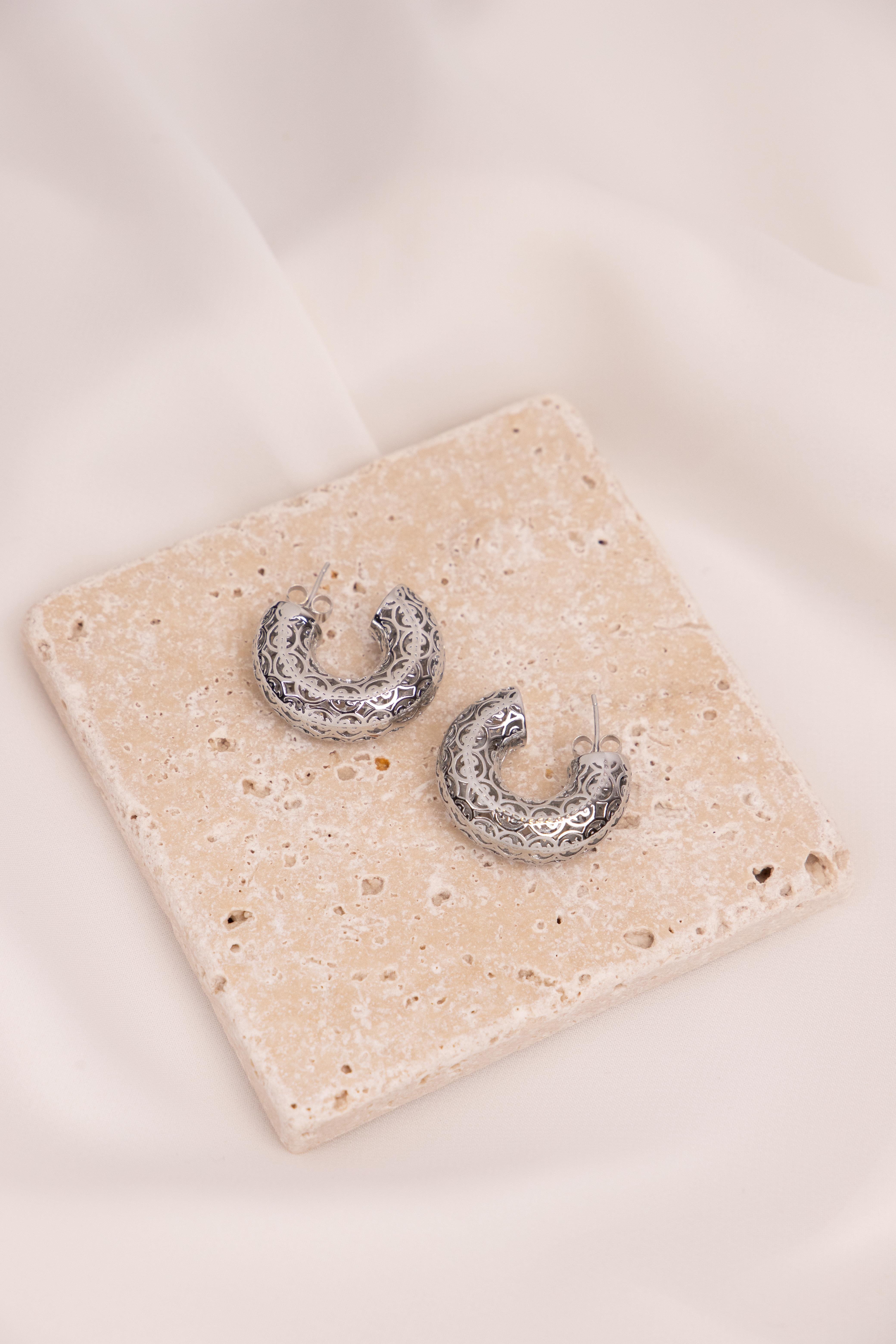 Etnik Desenli Gümüş Yarım Halka Küpe