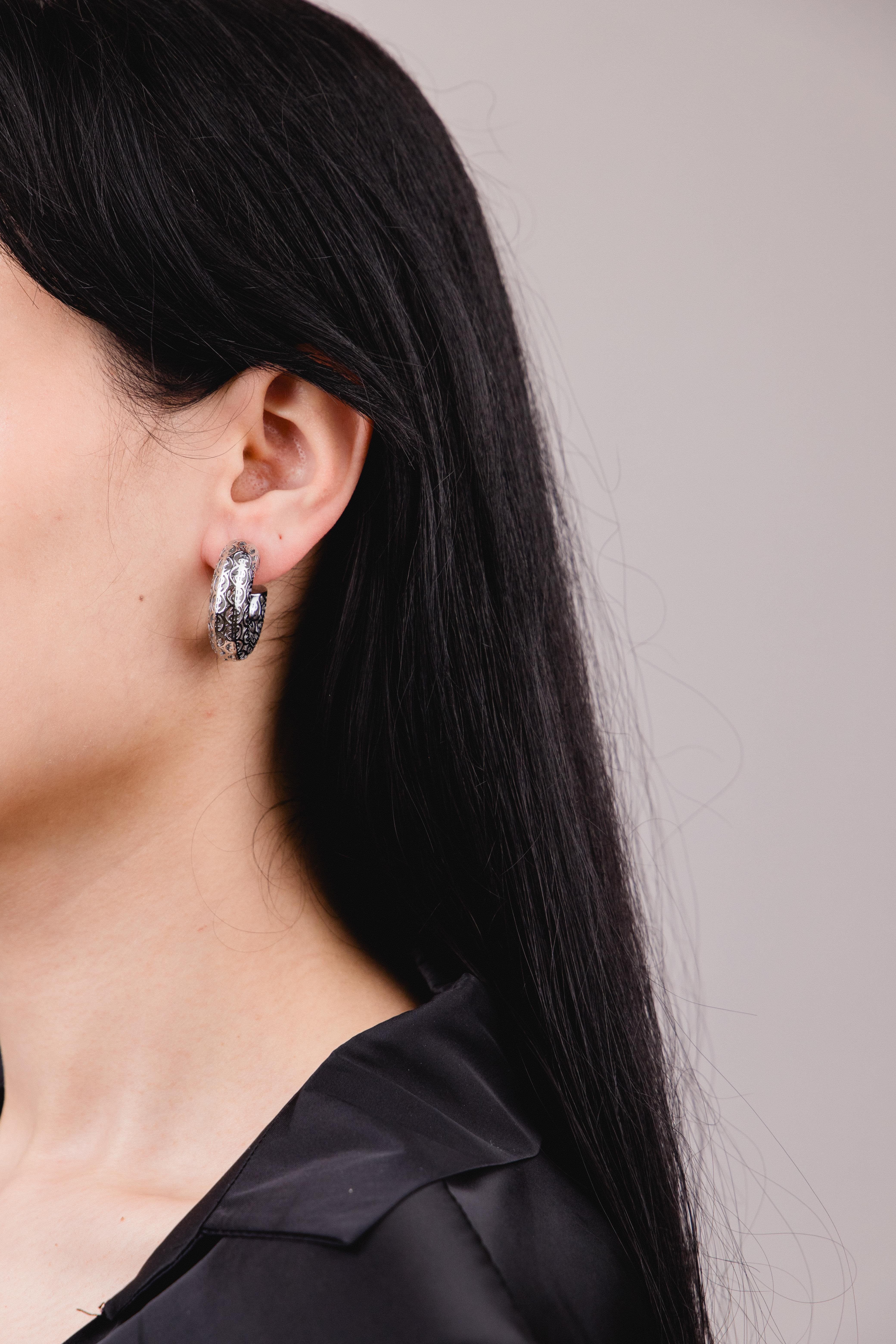 Etnik Desenli Gümüş Yarım Halka Küpe