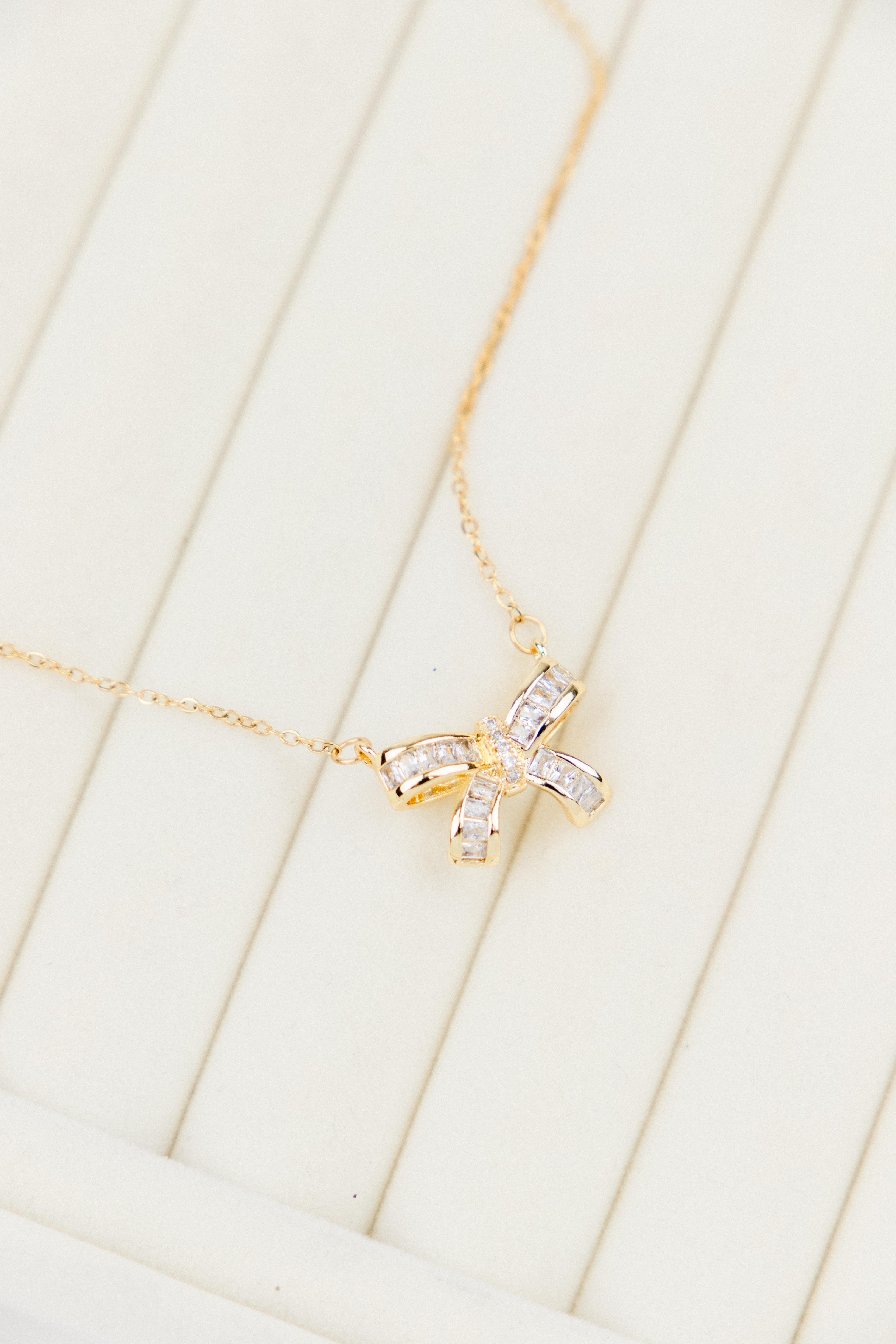 Fiyonk Figürlü Baget Taşlı Gold Çelik Kolye