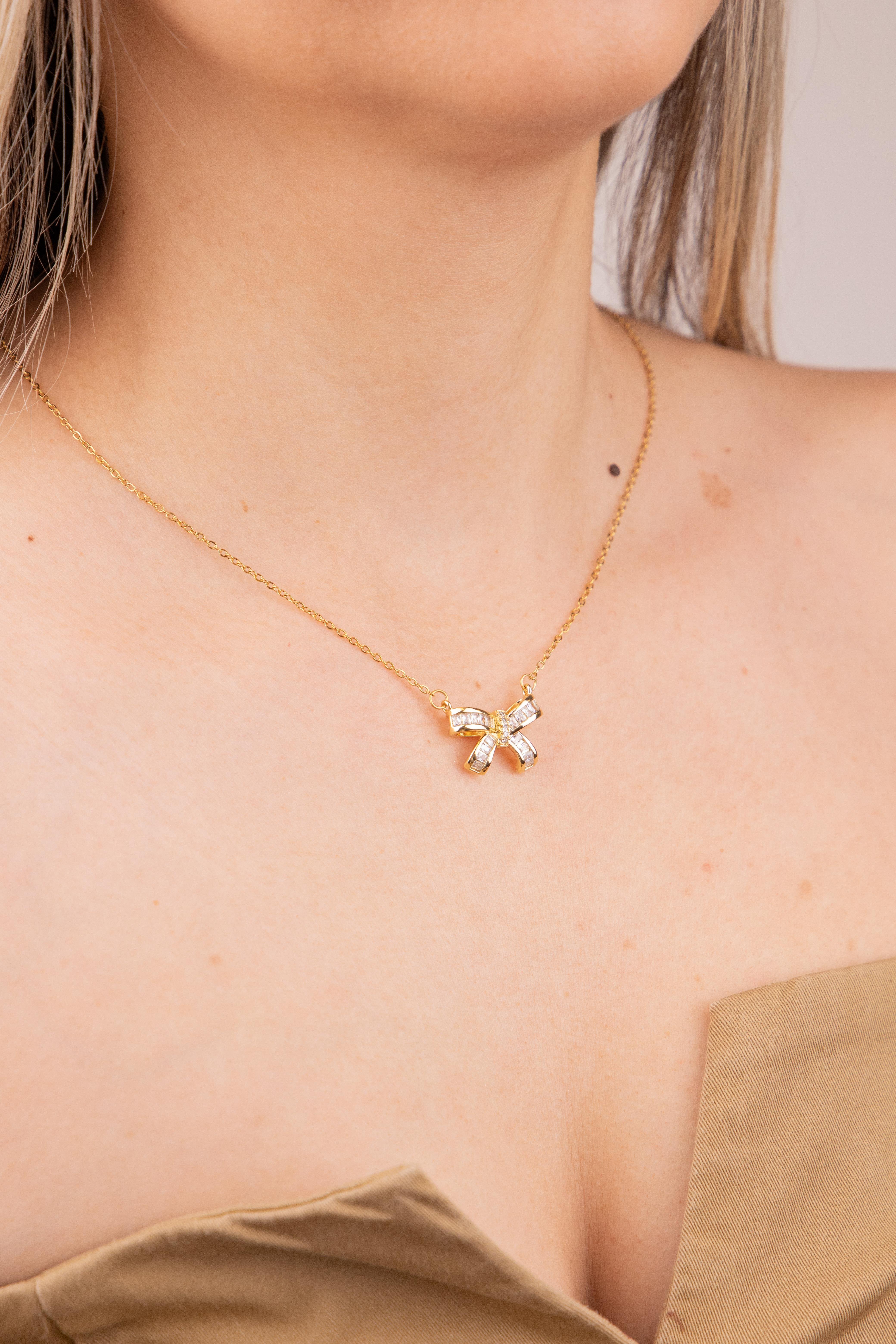 Fiyonk Figürlü Baget Taşlı Gold Çelik Kolye