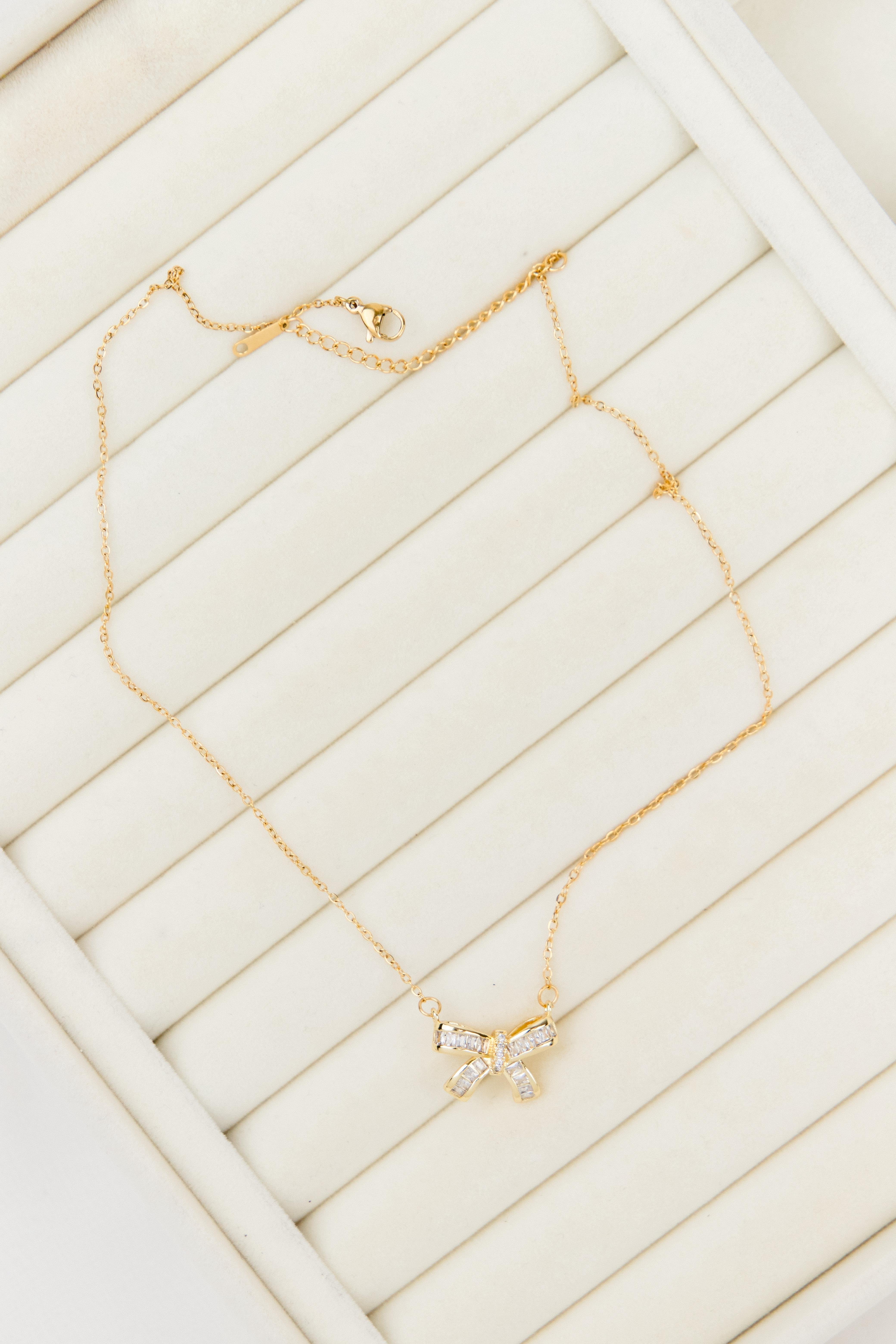 Fiyonk Figürlü Baget Taşlı Gold Çelik Kolye