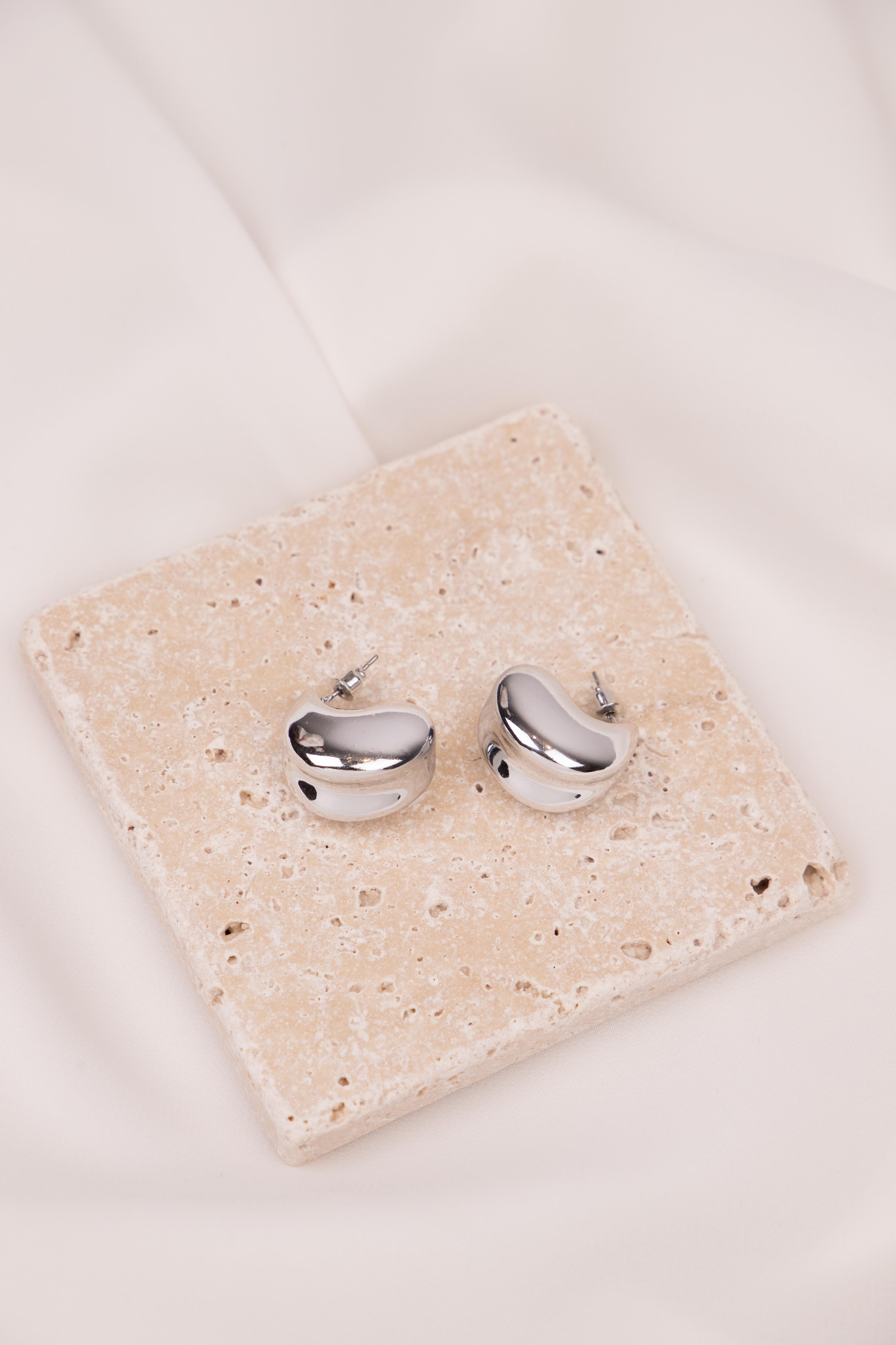 Geometrik Bombeli Yarım Halka Gümüş Küpe