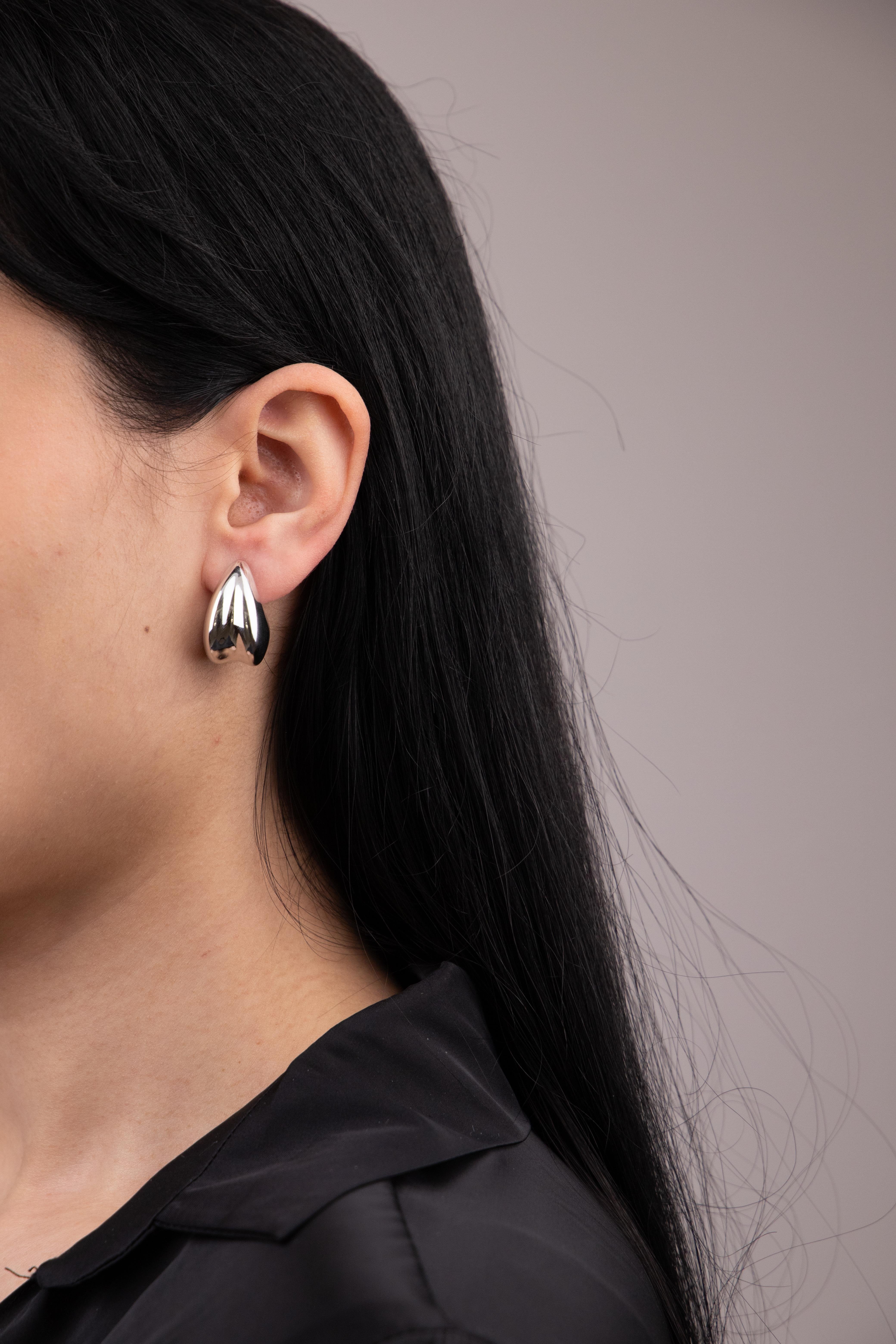 Geometrik Bombeli Yarım Halka Gümüş Küpe