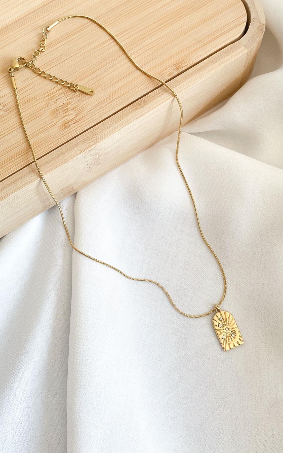 Geometrik Plaka Ay Desenli ve Taşlı Gold Çelik Kolye