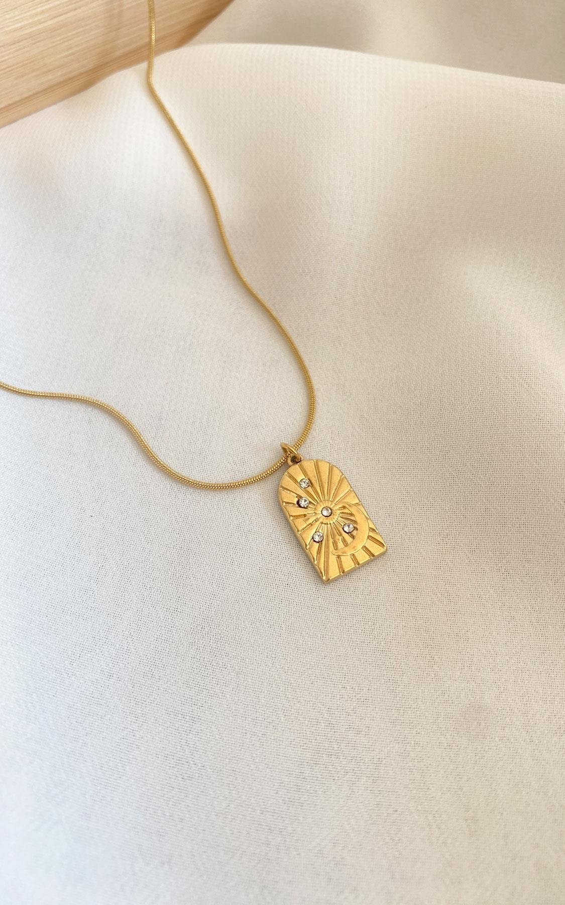 Geometrik Plaka Ay Desenli ve Taşlı Gold Çelik Kolye