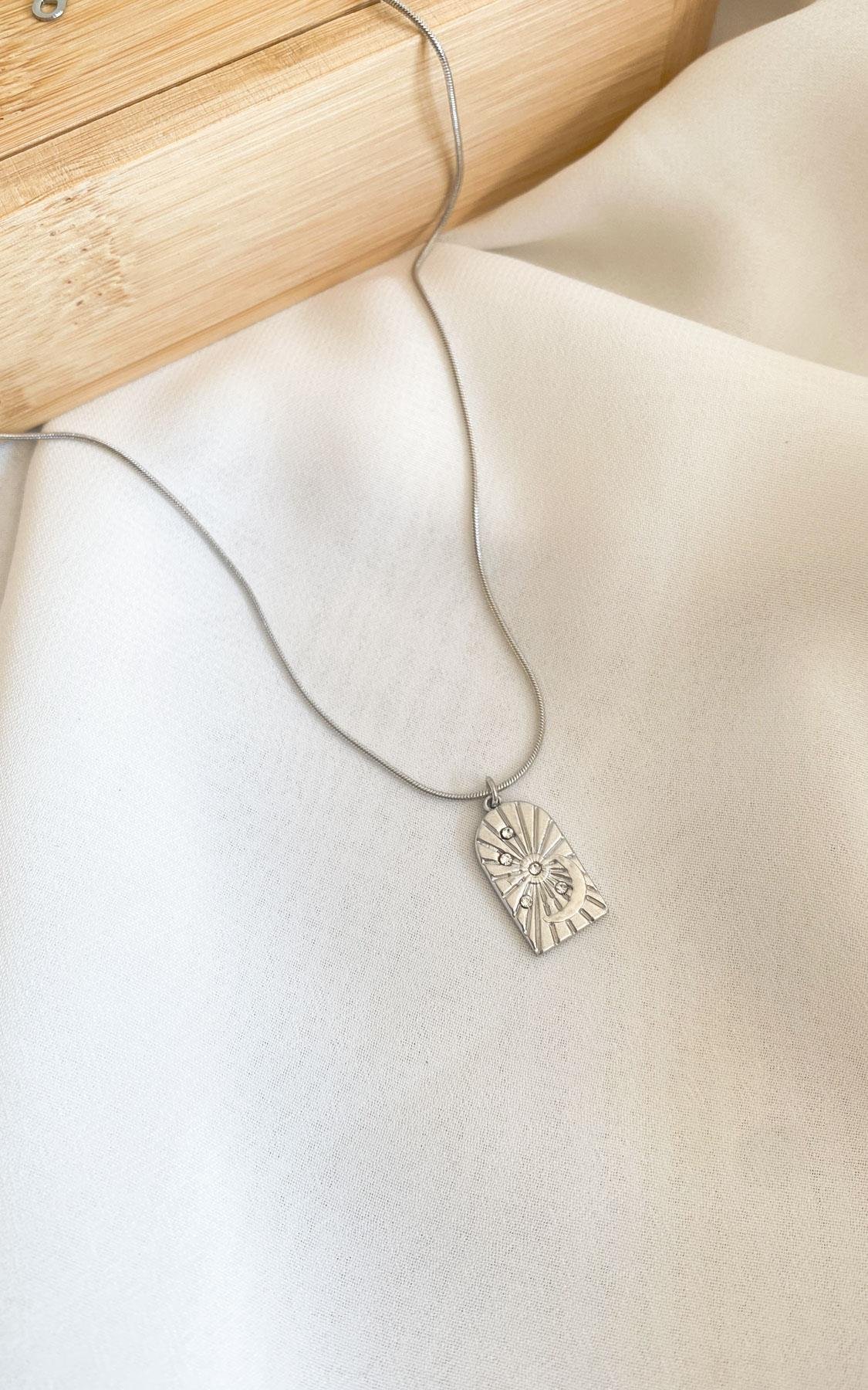 Geometrik Plaka Ay Desenli ve Taşlı Gümüş Çelik Kolye