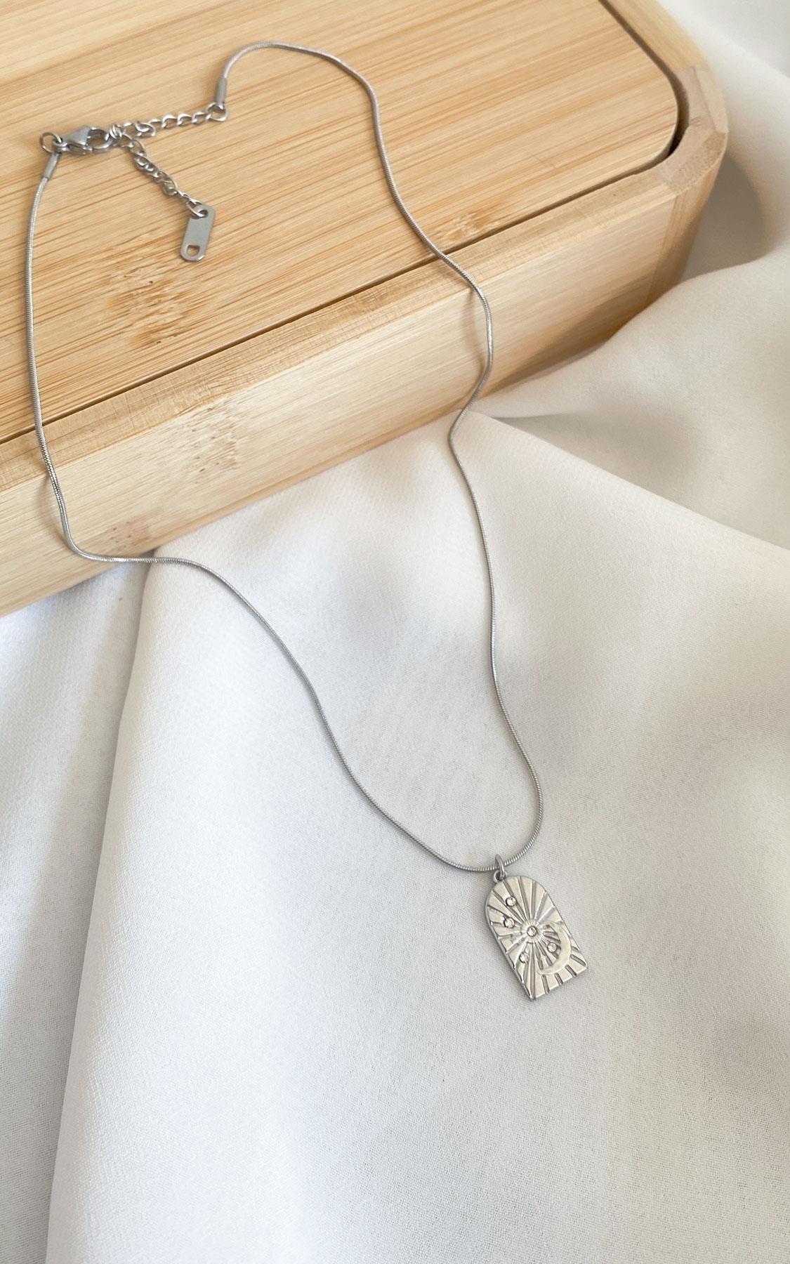 Geometrik Plaka Ay Desenli ve Taşlı Gümüş Çelik Kolye