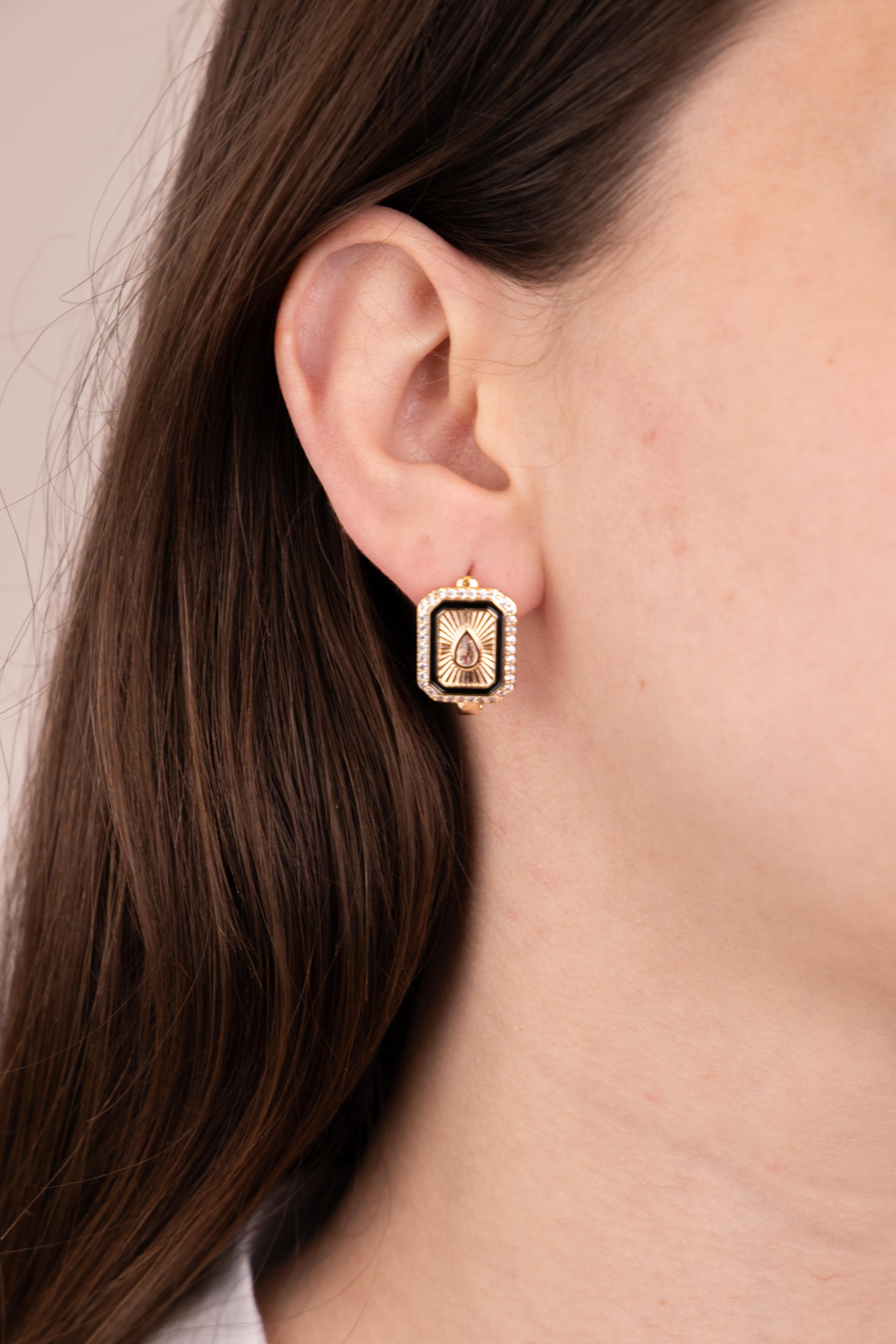 Geometrik Plaka Damla Detaylı Gold Beyaz Halka Küpe