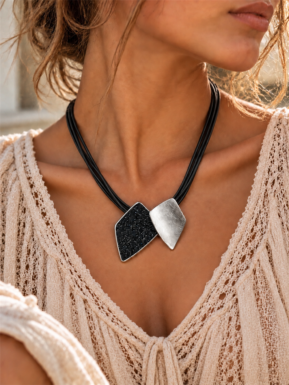 Geometrik Plaka Detaylı Silver Deri İpli Kolye