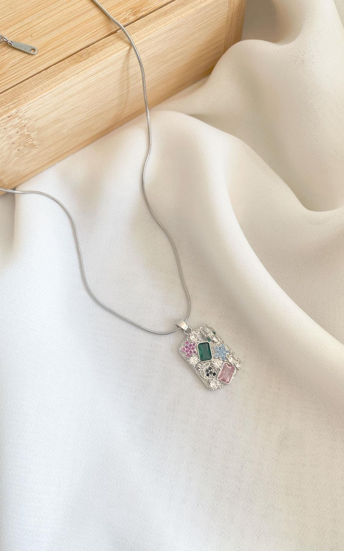 Geometrik Plaka Renkli Taşlı Gümüş Çelik Kolye