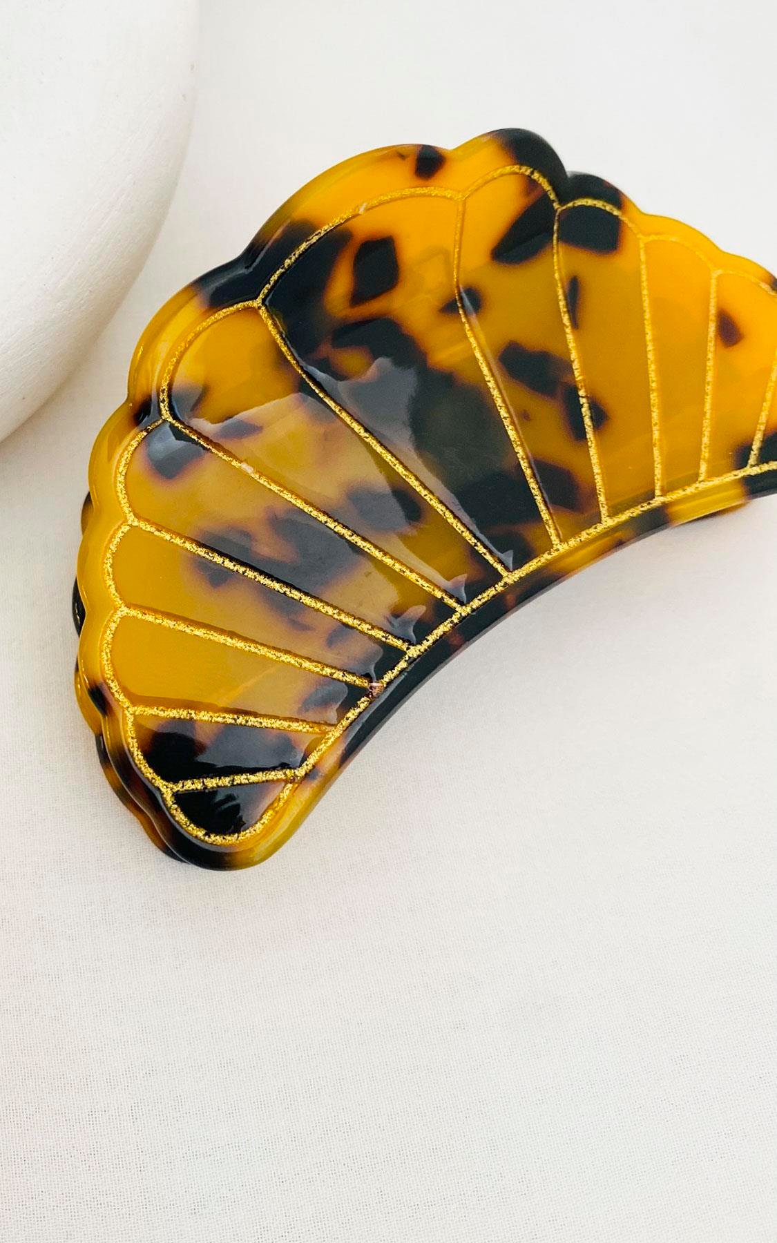 İstiridye Figürlü Leopar Desenli Kahve Kemik Mandal Toka