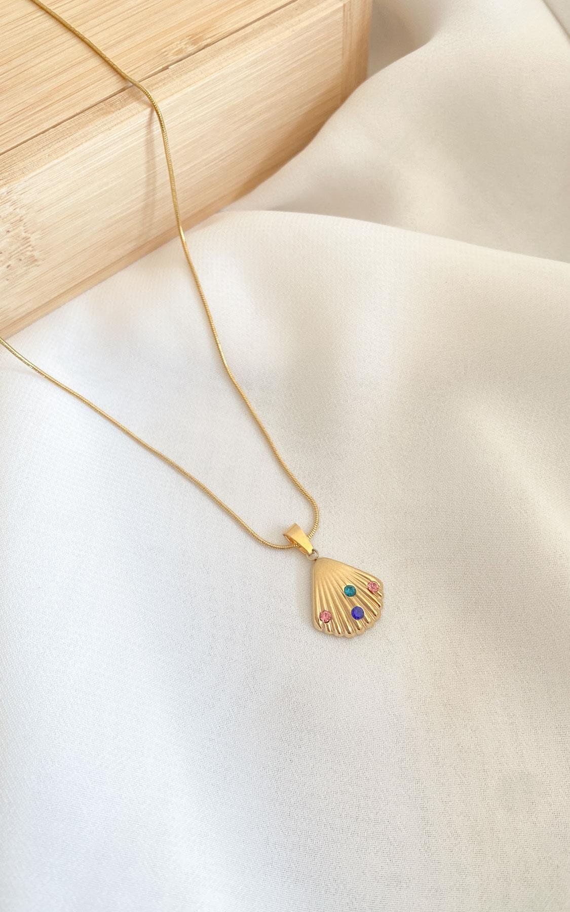 İstiridye Figürlü Renkli Taş Detaylı Gold Çelik Kolye