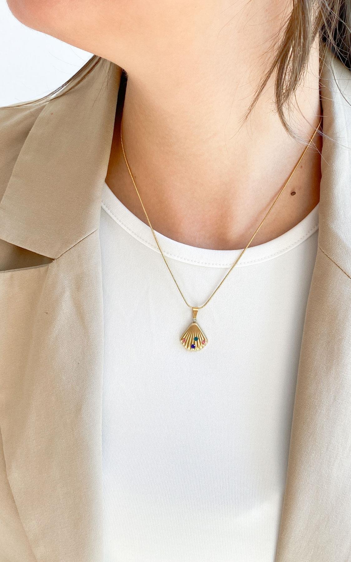 İstiridye Figürlü Renkli Taş Detaylı Gold Çelik Kolye