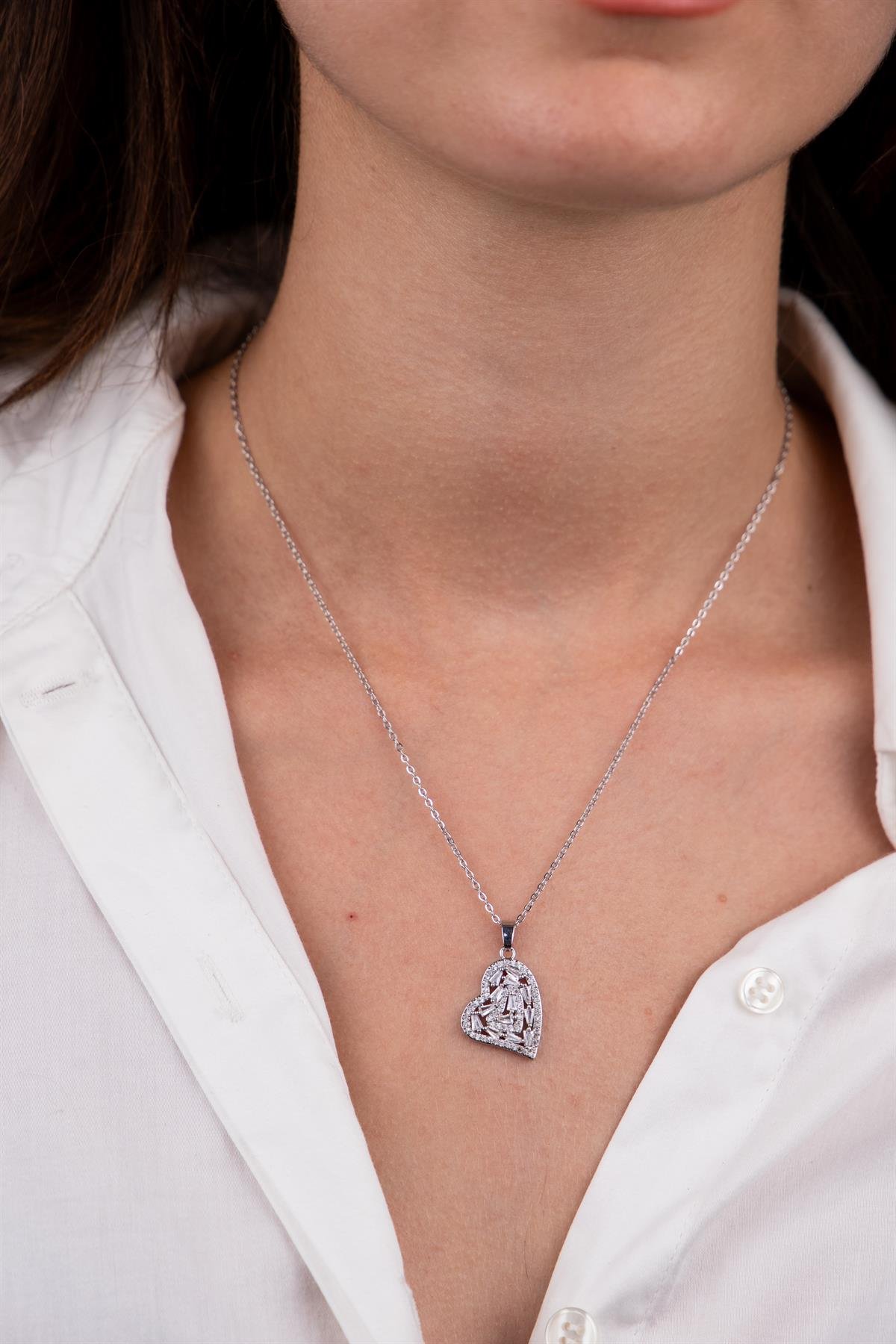 Kalp Figürlü Baget Taşlı Gümüş Çelik Kolye