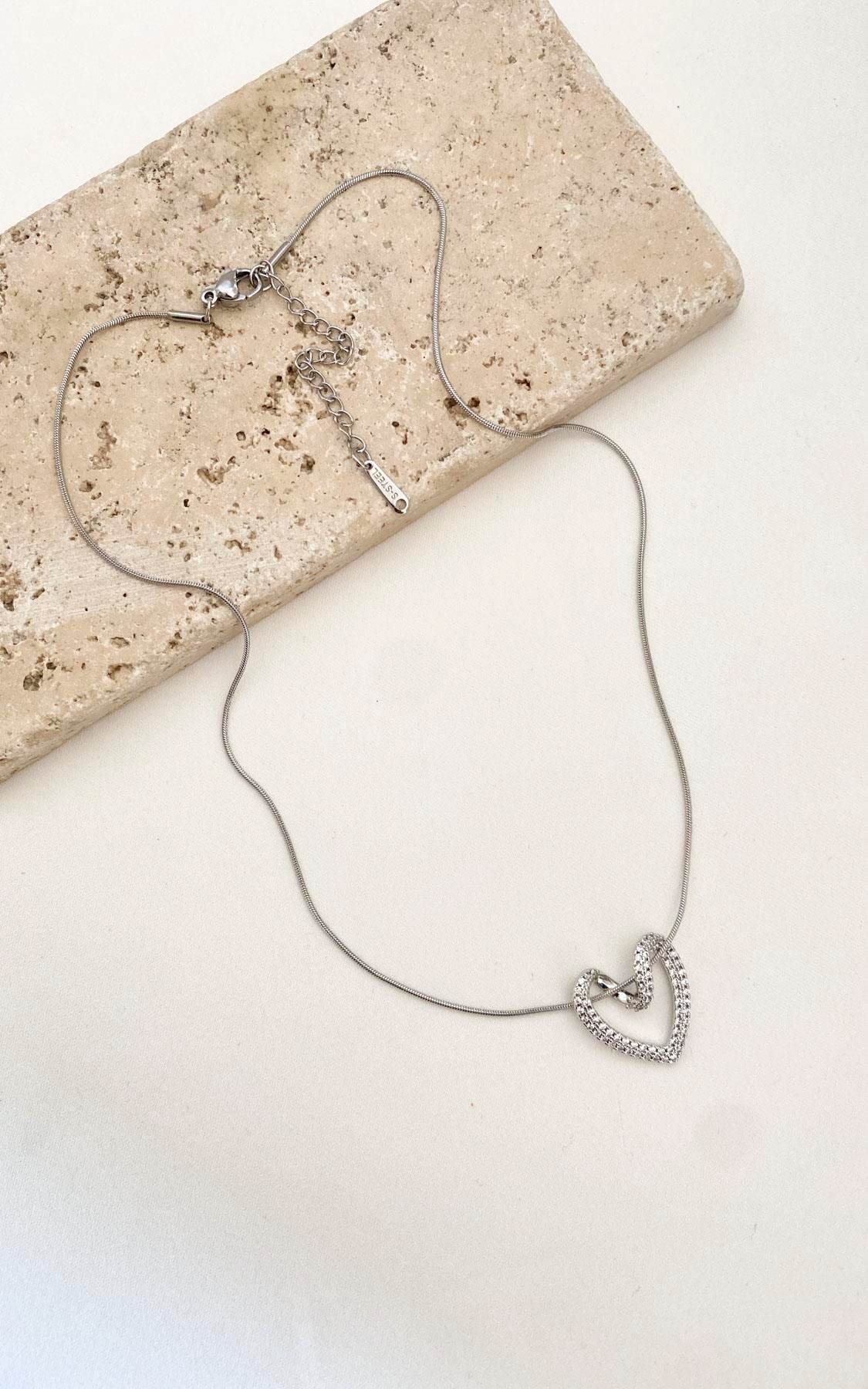 Kalp Figürlü Taşlı Gümüş Çelik Kolye