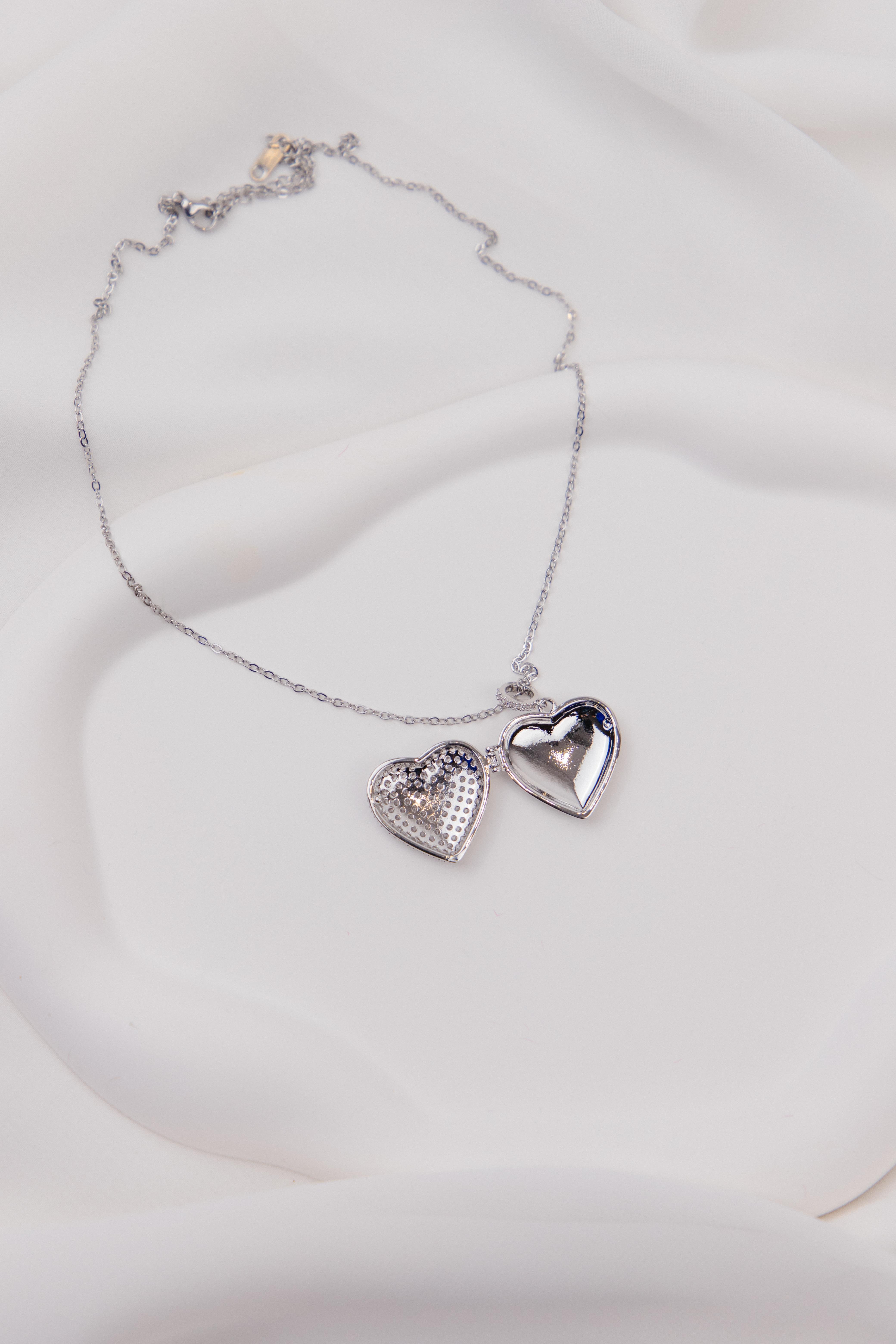 Kalp Figürlü Zirkon Taşlı Gümüş Kapaklı Çelik Kolye