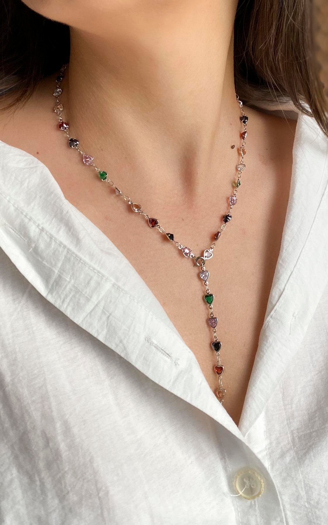 Kalp Sıralı Gümüş Renkli Çelik Y Kolye