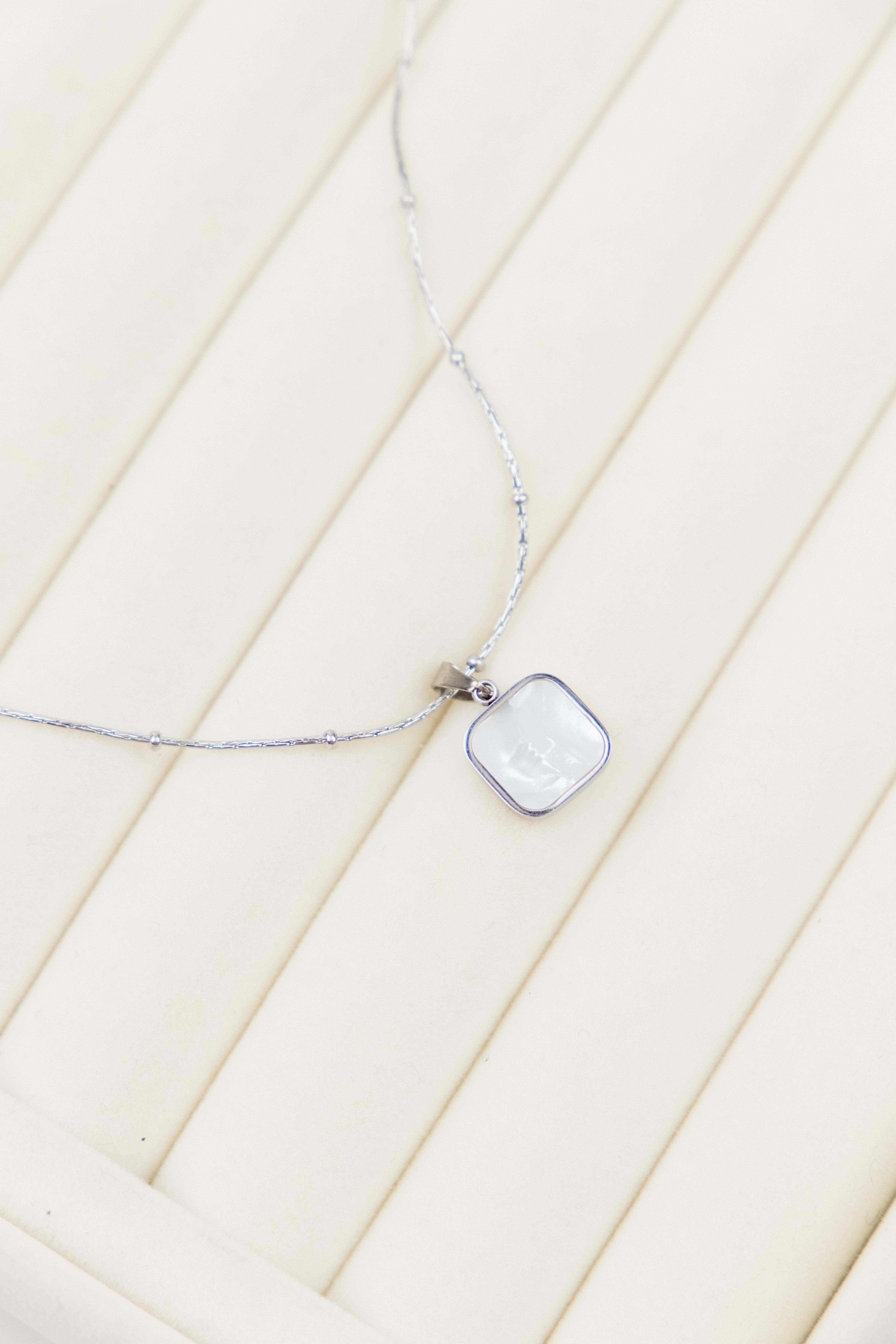 Kare Plaka Üzeri Opal Taşlı Gümüş Çelik Kolye