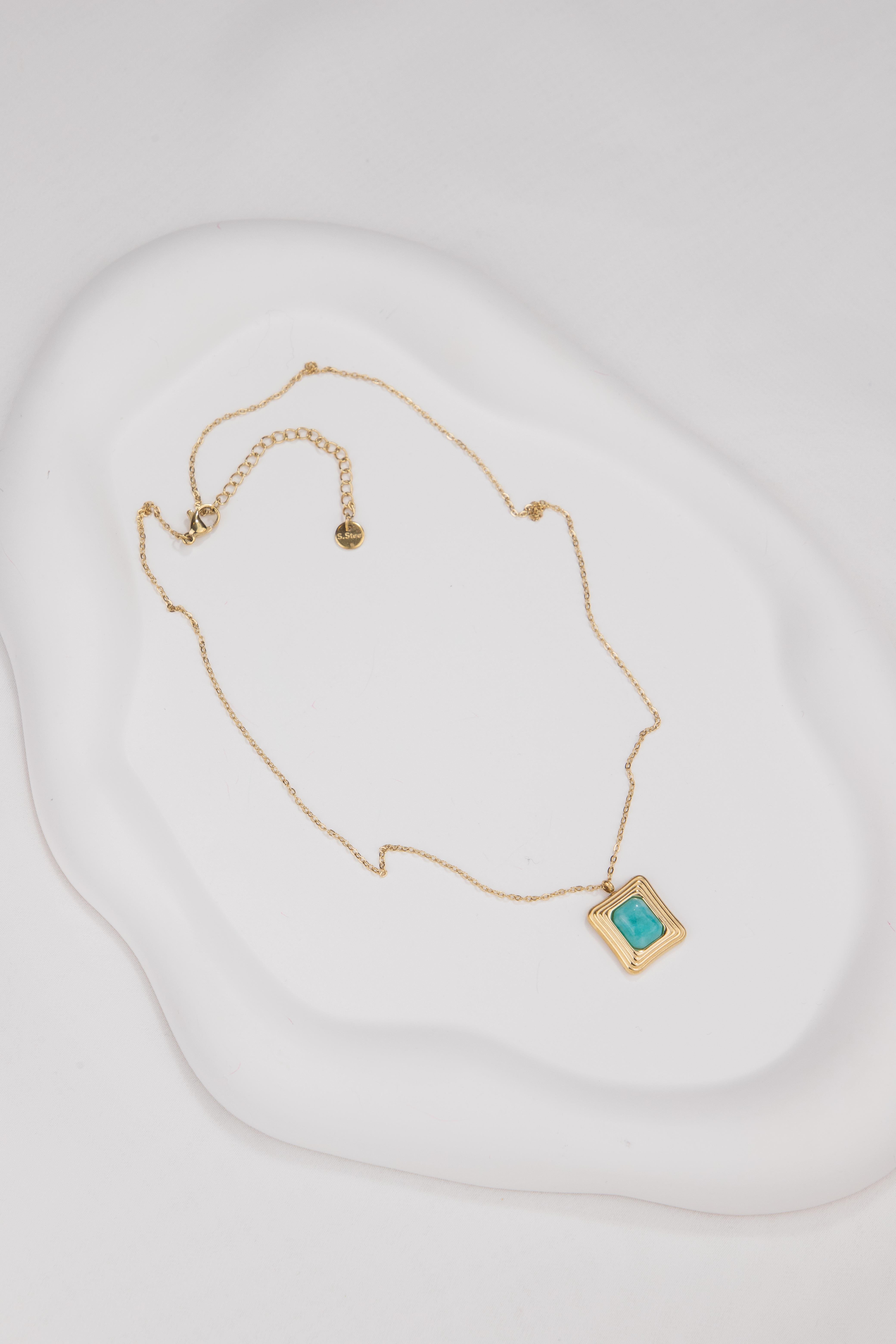 Kare Plaka Üzeri Taş Detaylı Gold Çelik Kolye