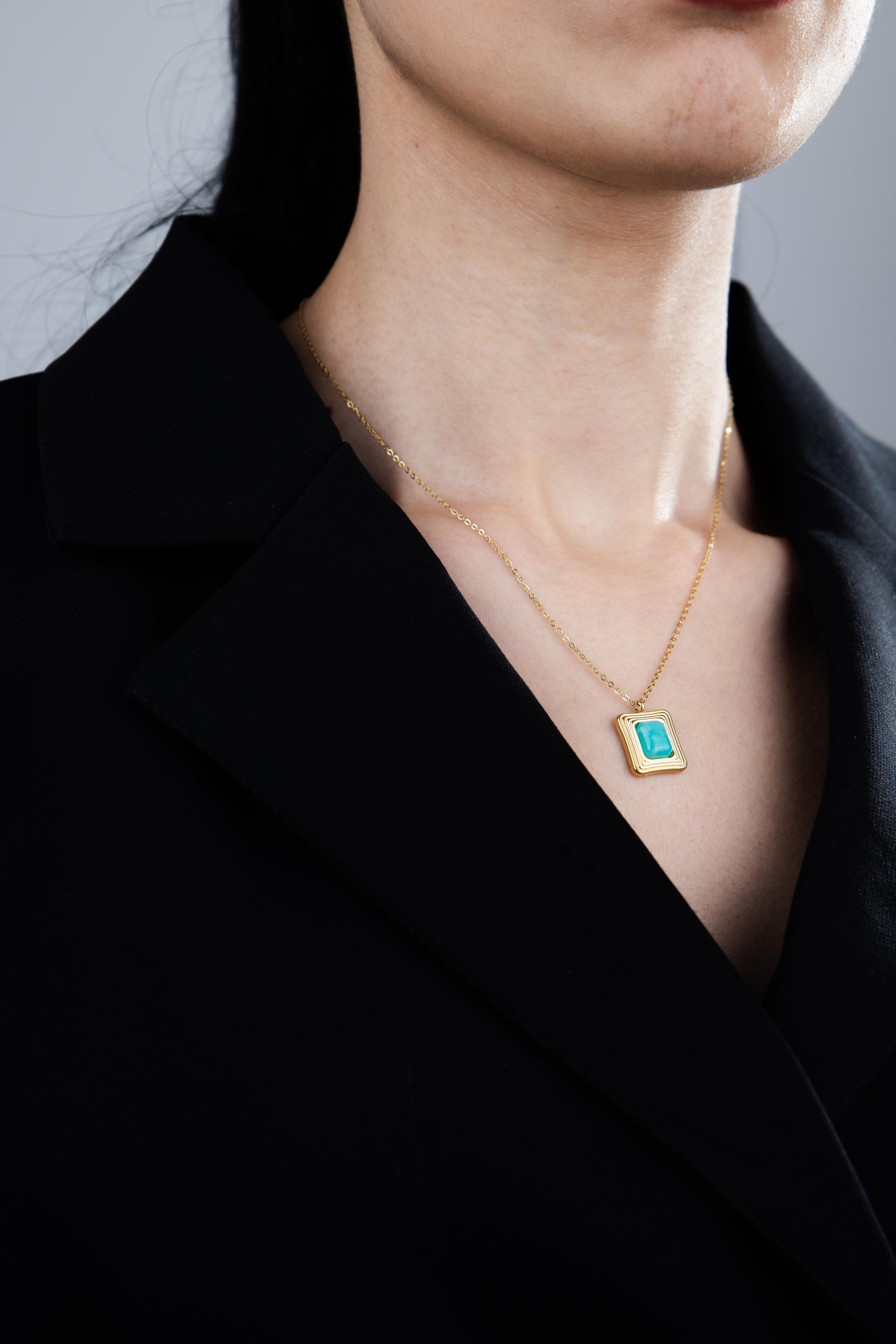 Kare Plaka Üzeri Taş Detaylı Gold Çelik Kolye