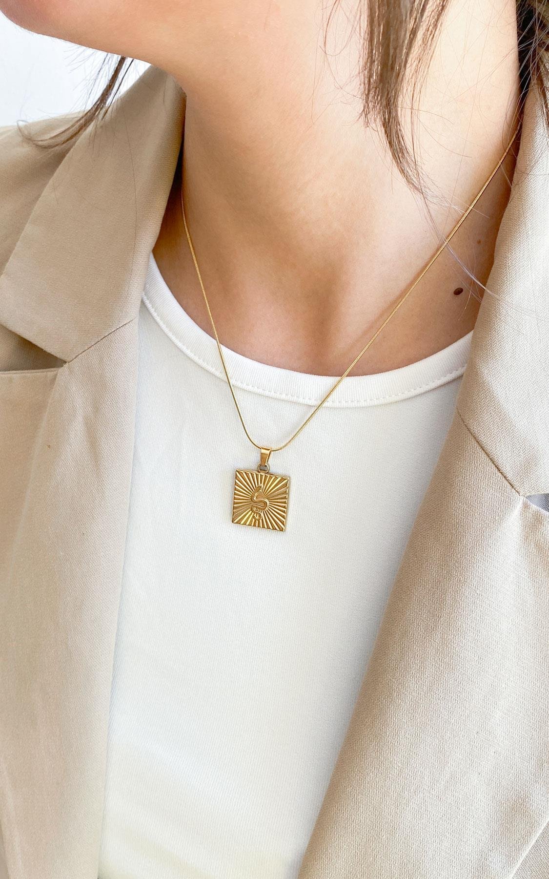 Kare Plaka Yılan Desenli Gold Çelik Kolye