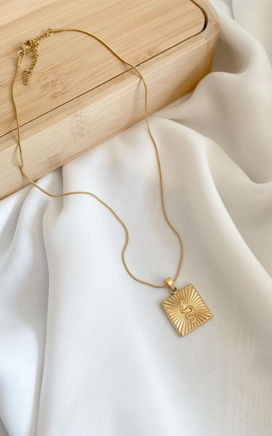 Kare Plaka Yılan Desenli Gold Çelik Kolye