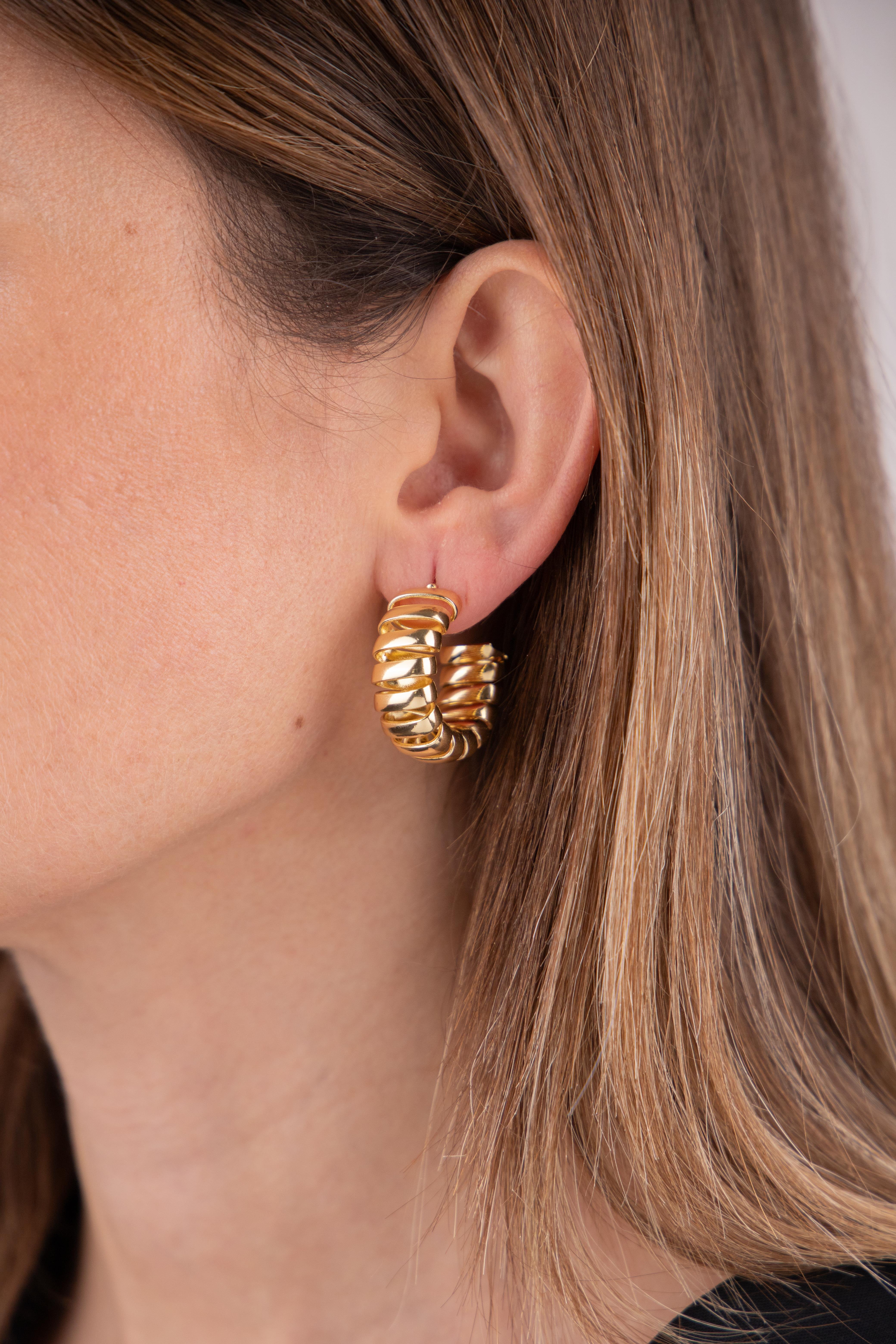 Kıvrımlı Gold Yarım Halka Küpe