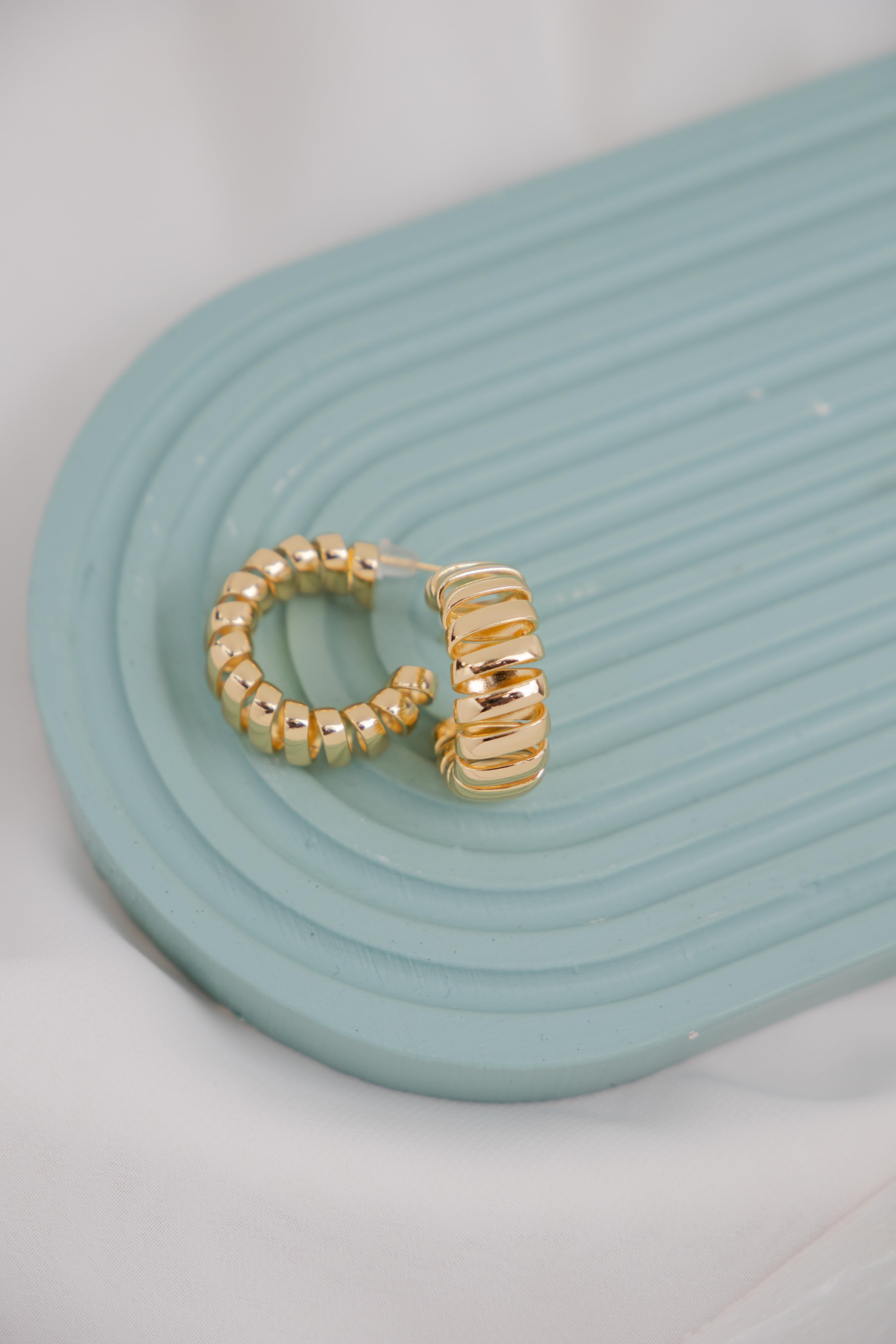 Kıvrımlı Gold Yarım Halka Küpe