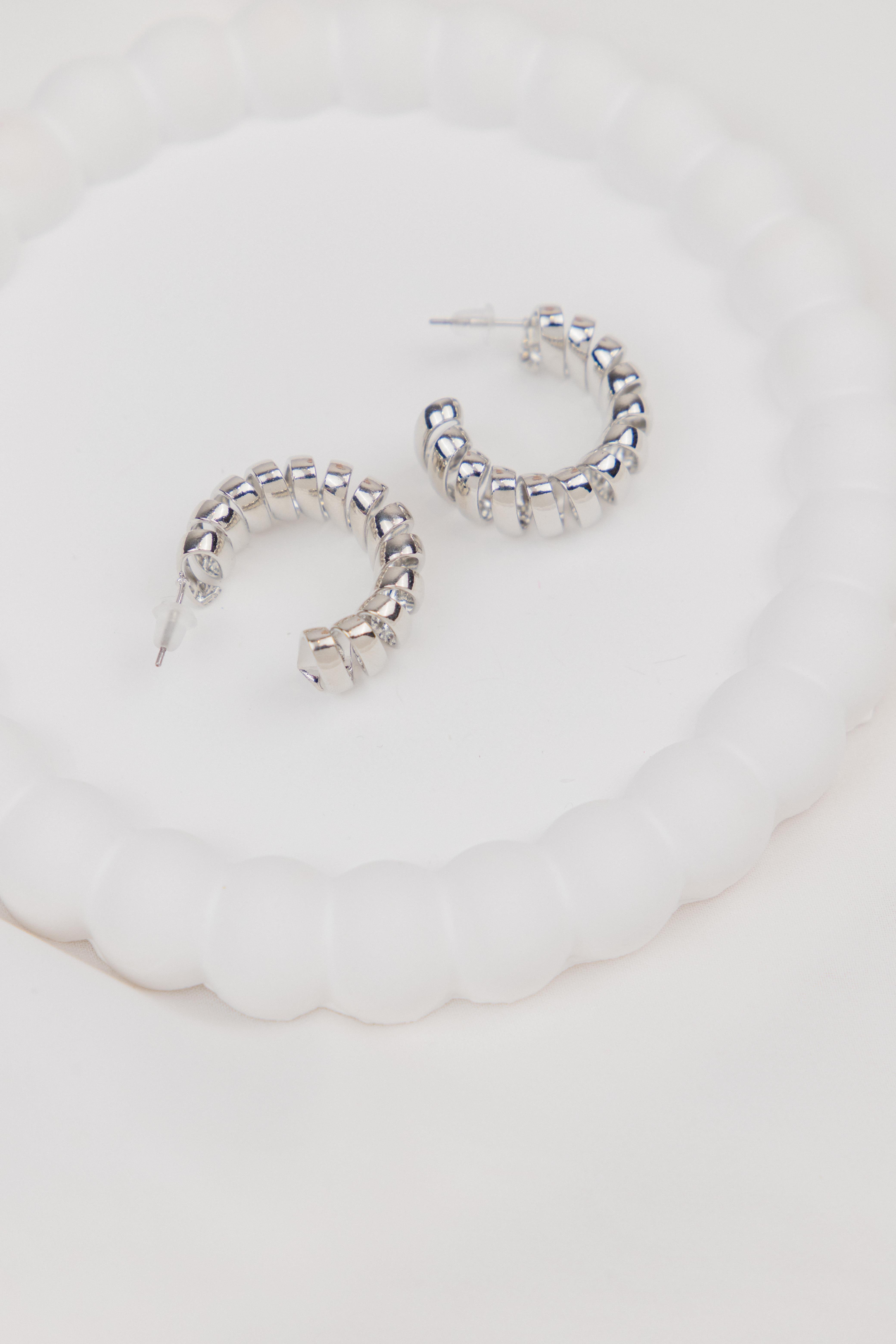 Kıvrımlı Gümüş Yarım Halka Küpe