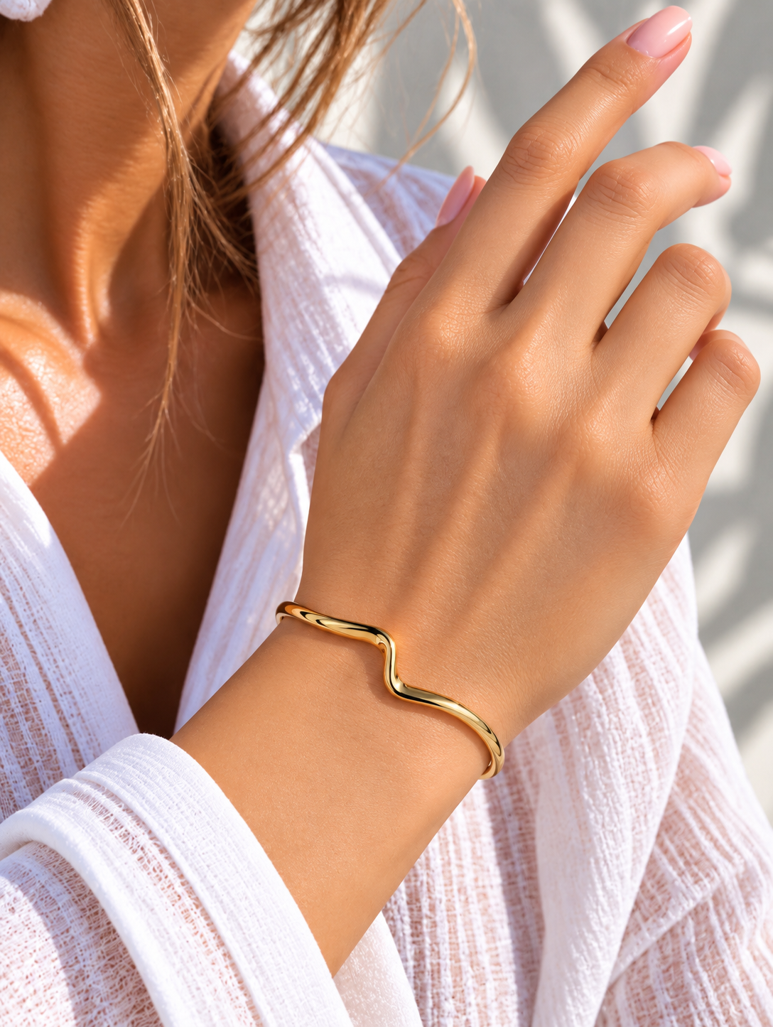 Kıvrımlı Model Gold Kelepçe Bileklik