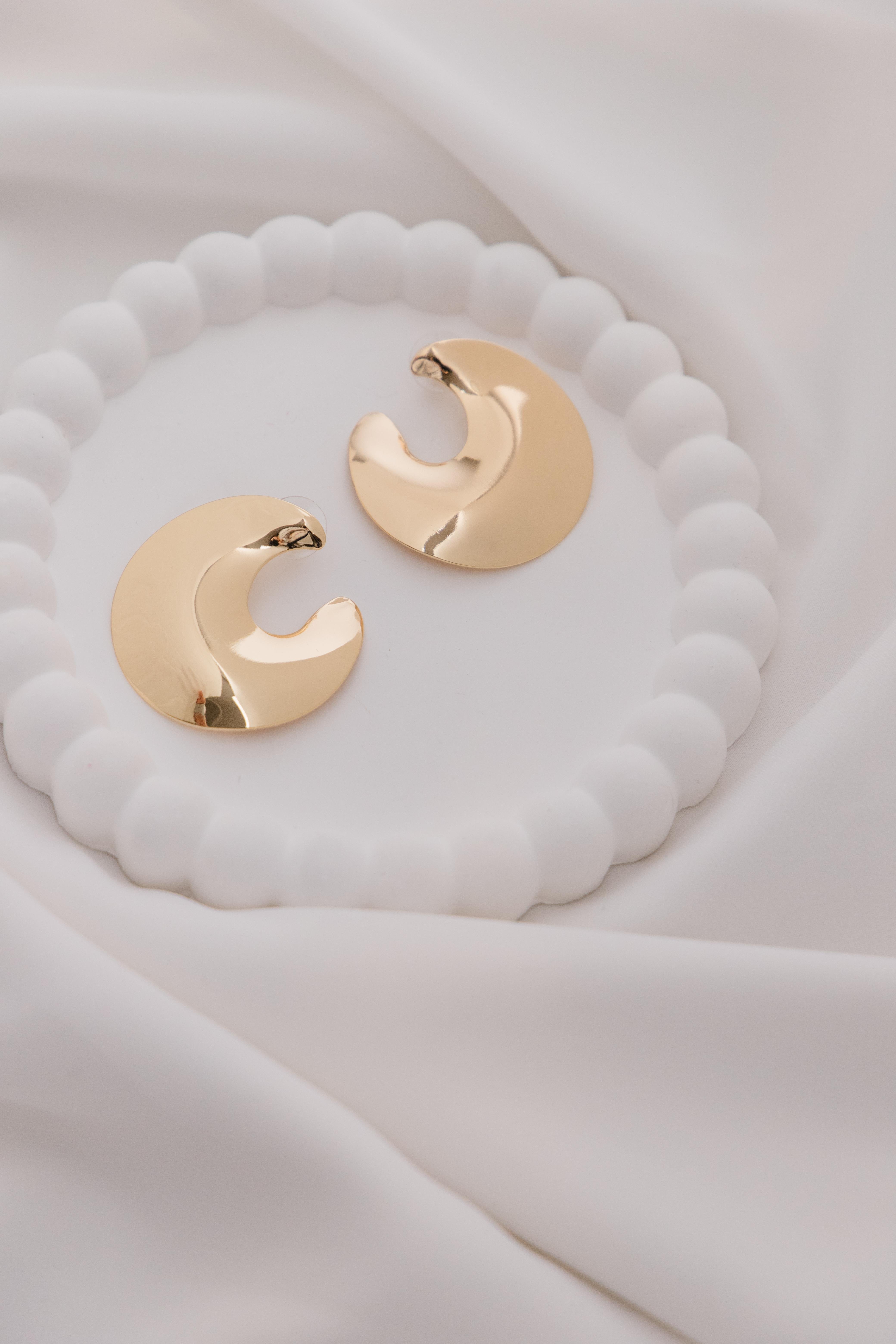 Kıvrımlı Plaka Gold Küpe