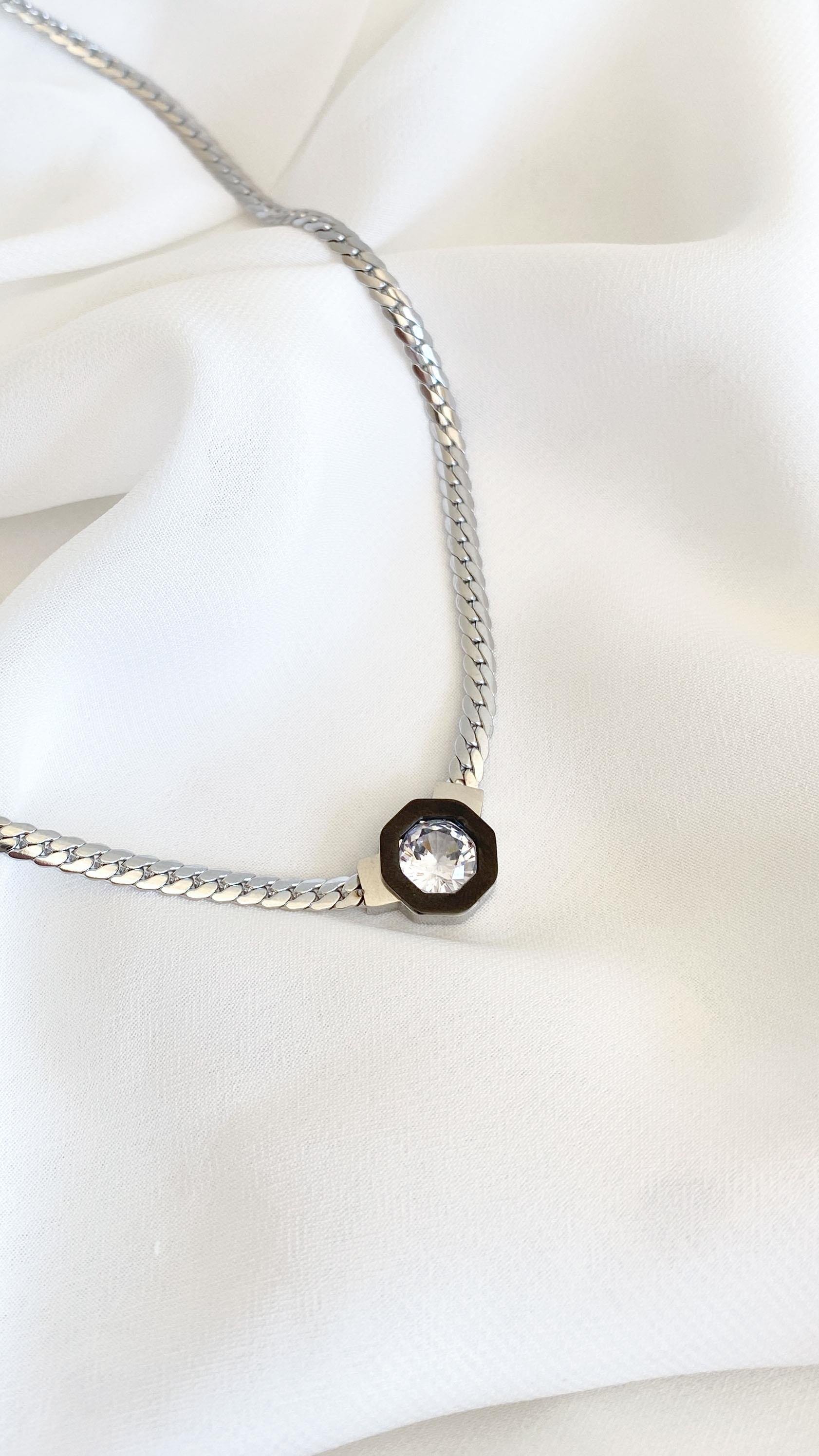 Köşeli Siyah Mineli Taş Detaylı Gümüş Çelik Kolye