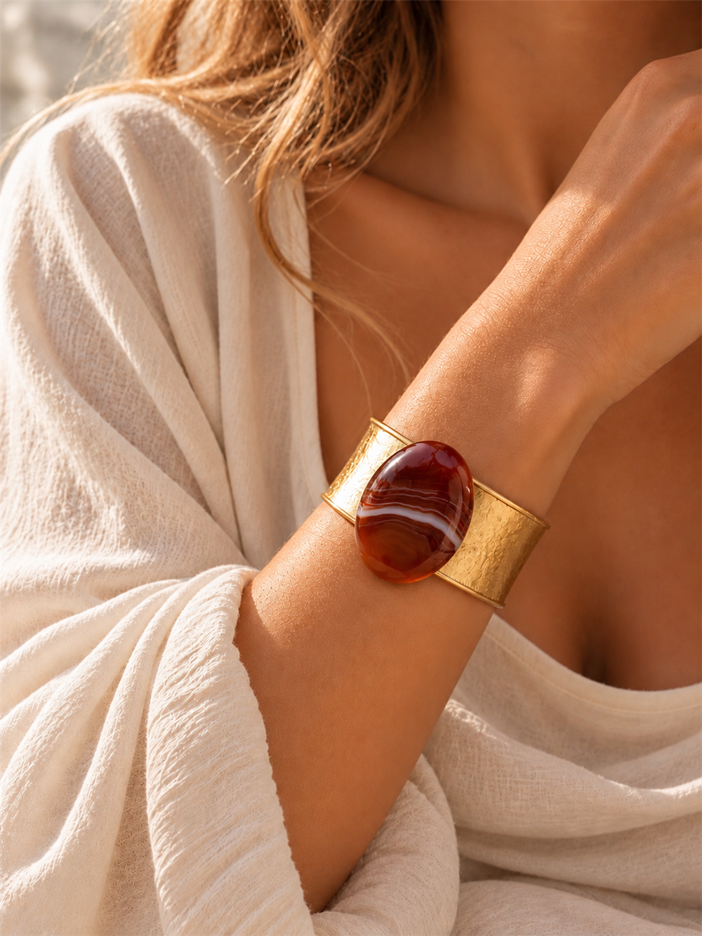 Oval Krem Taşlı Gold Kelepçe Bileklik
