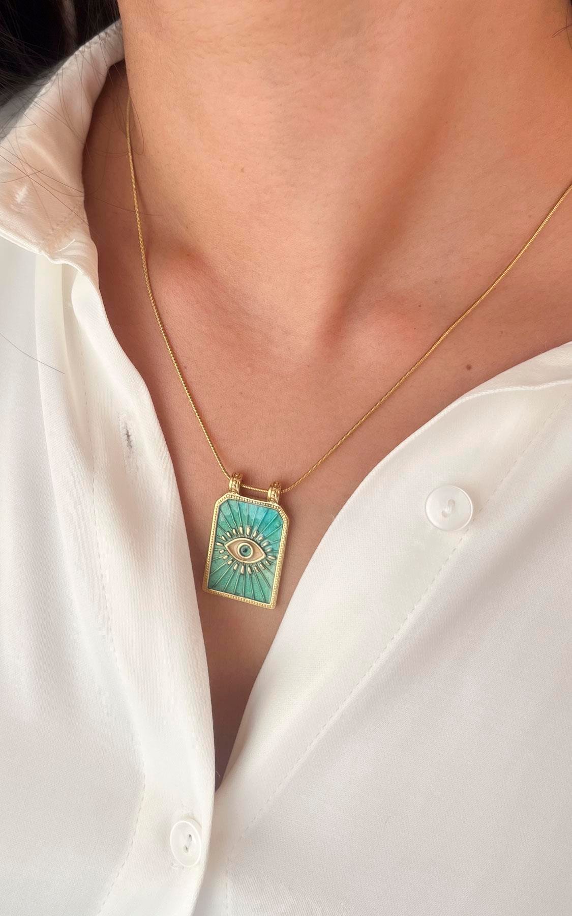 Plaka Üzeri Göz Figürlü Gold Çelik Kolye