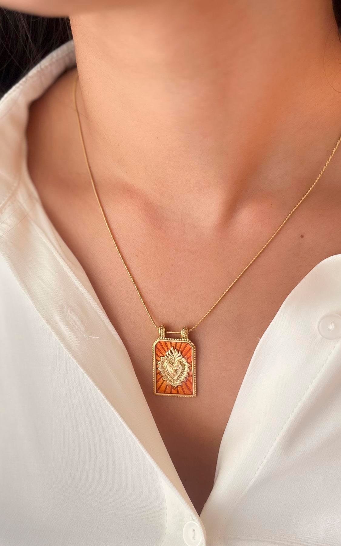 Plaka Üzeri Kalp Figürlü Gold Çelik Kolye