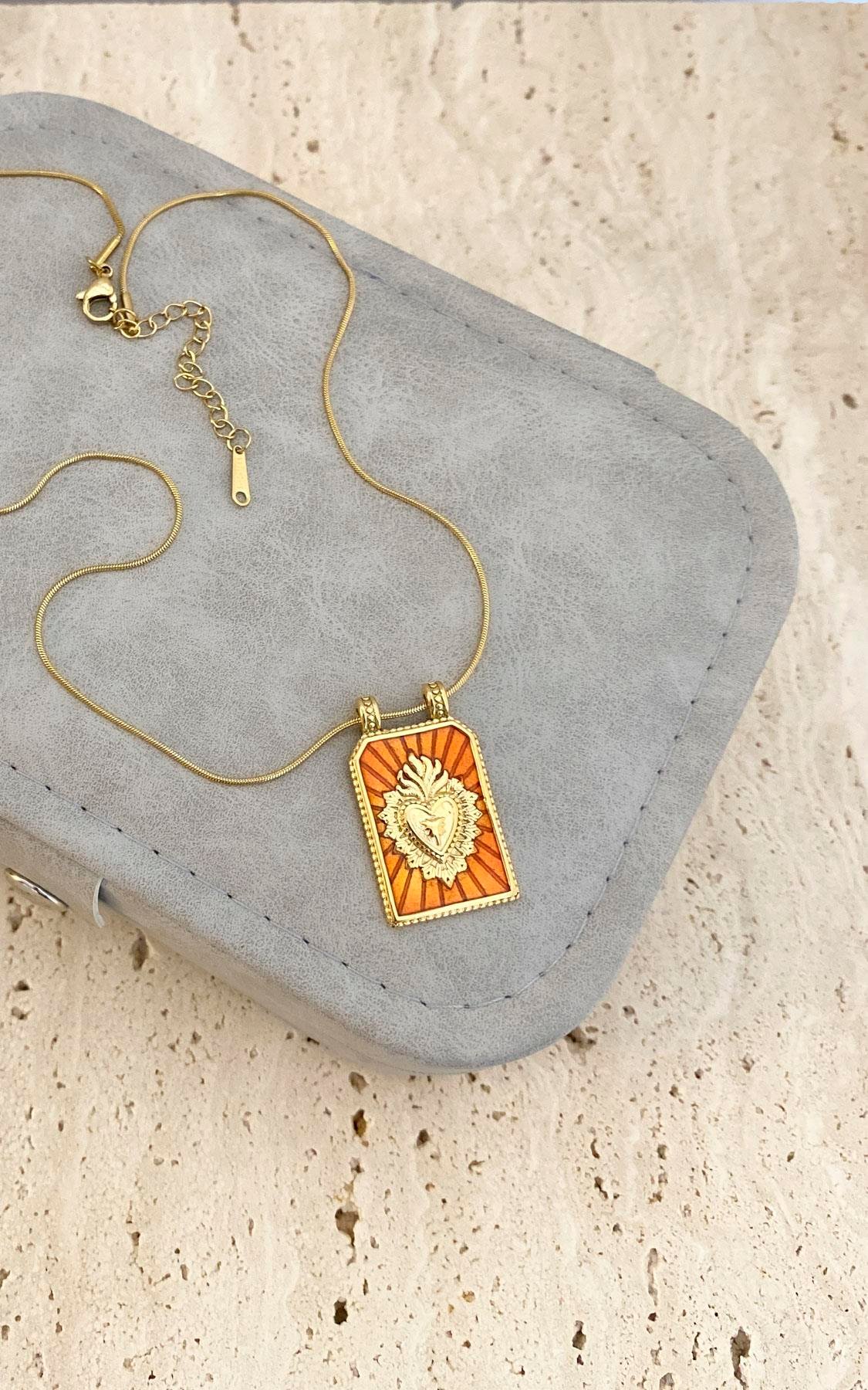 Plaka Üzeri Kalp Figürlü Gold Çelik Kolye