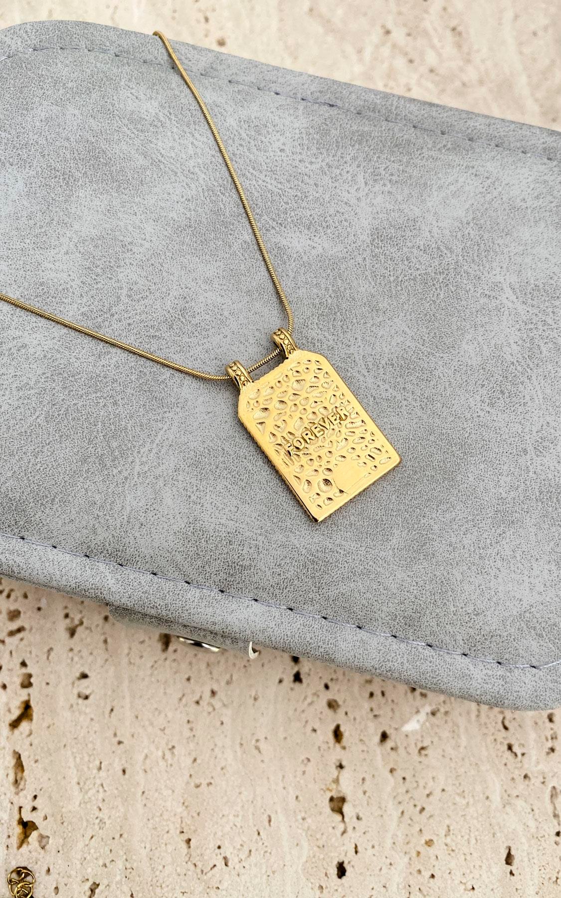 Plaka Üzeri Kalp Figürlü Gold Çelik Kolye