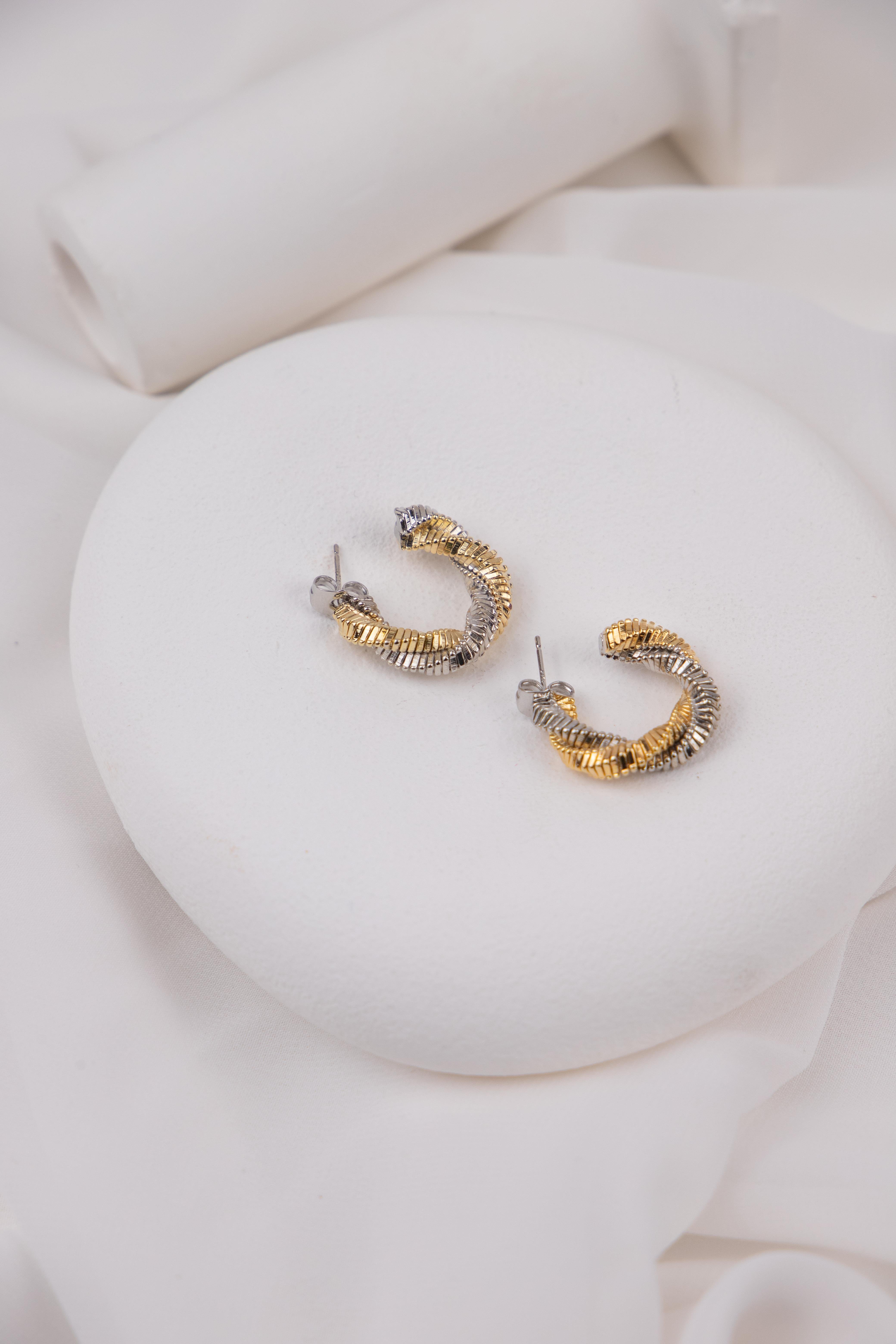 Sarmal Formlu Gold Gümüş Yarım Halka Küpe