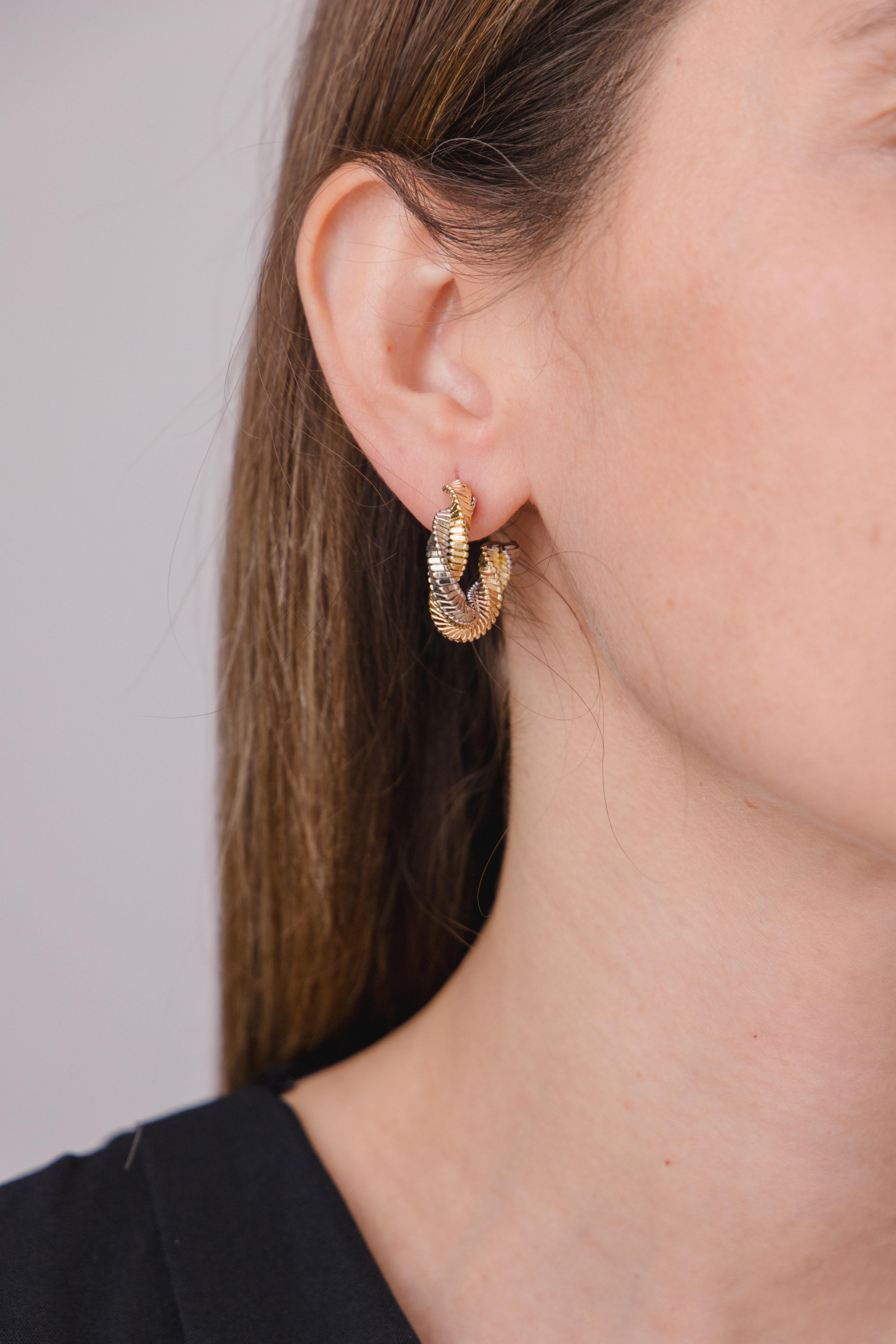 Sarmal Formlu Gold Gümüş Yarım Halka Küpe