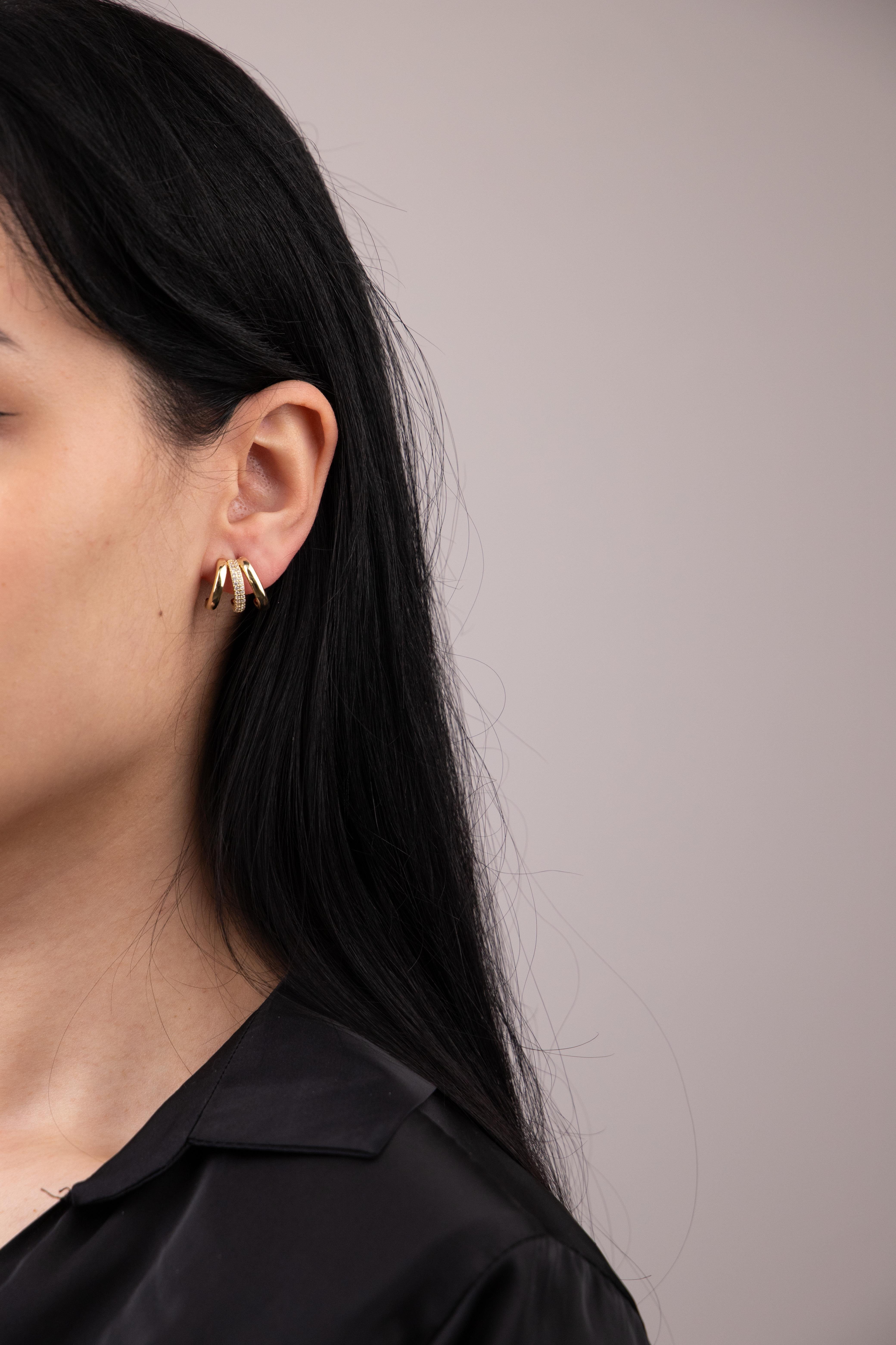 Şerit Sıralı Zirkon Taşlı Gold Yarım Halka Küpe