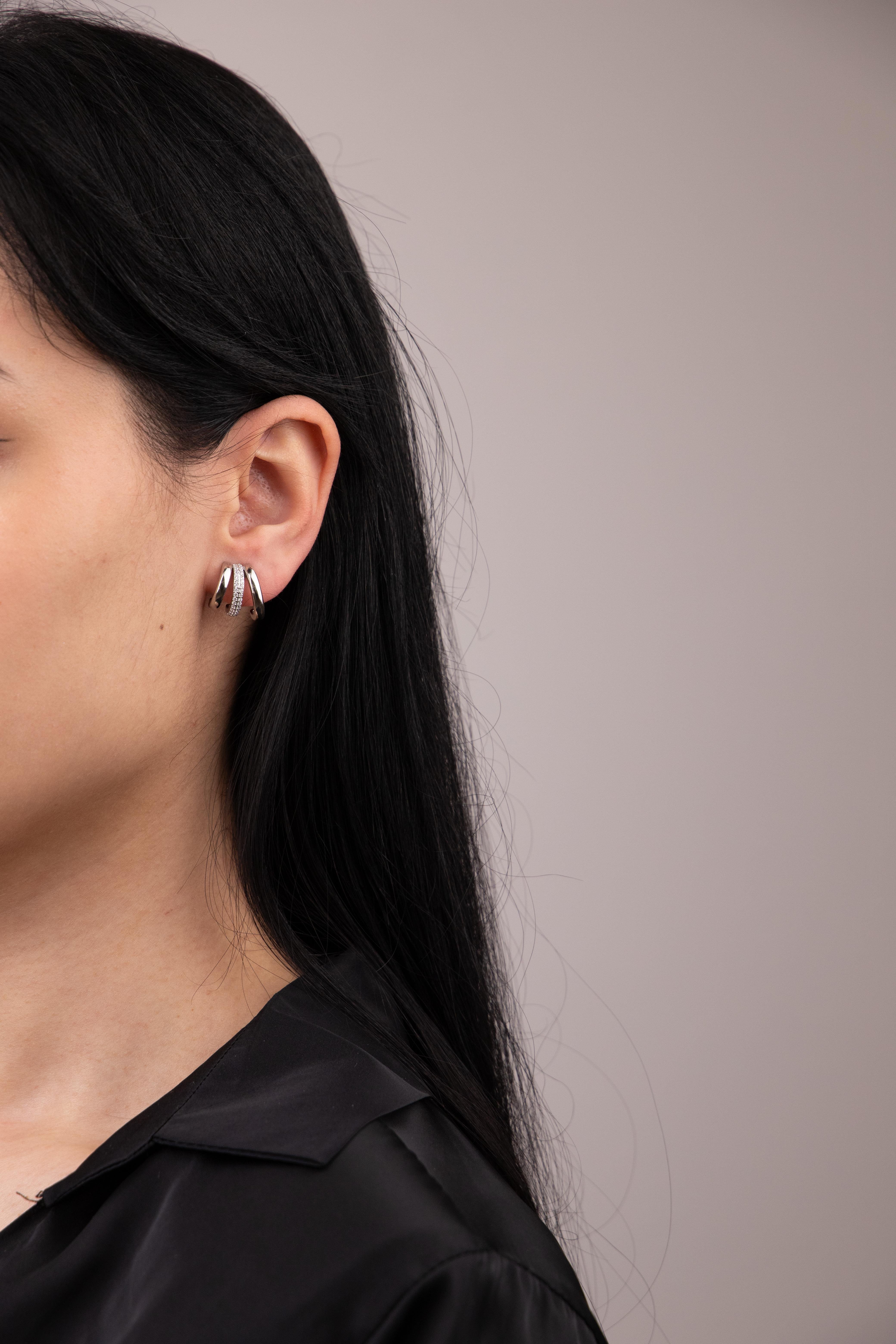 Şerit Sıralı Zirkon Taşlı Gümüş Yarım Halka Küpe