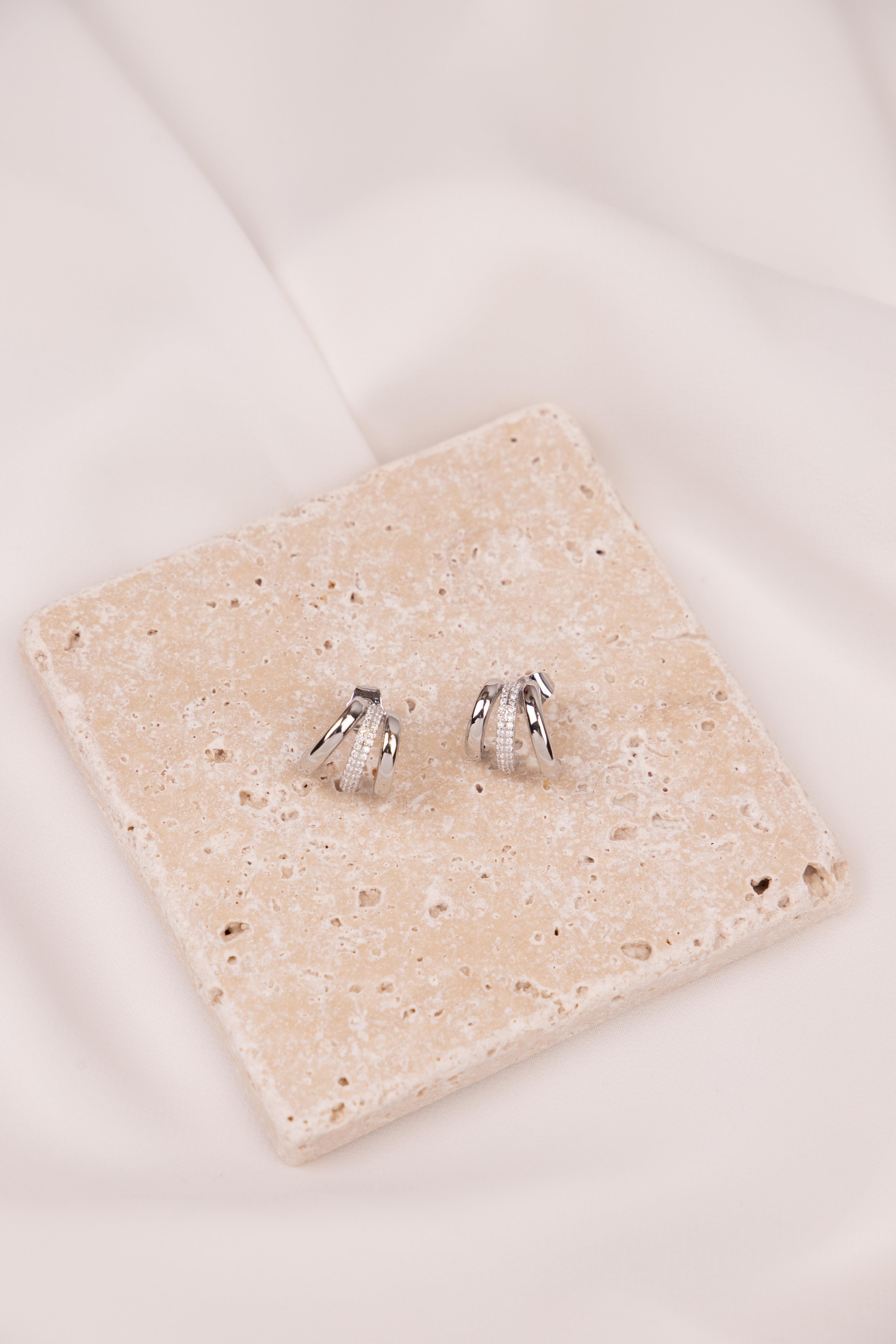 Şerit Sıralı Zirkon Taşlı Gümüş Yarım Halka Küpe