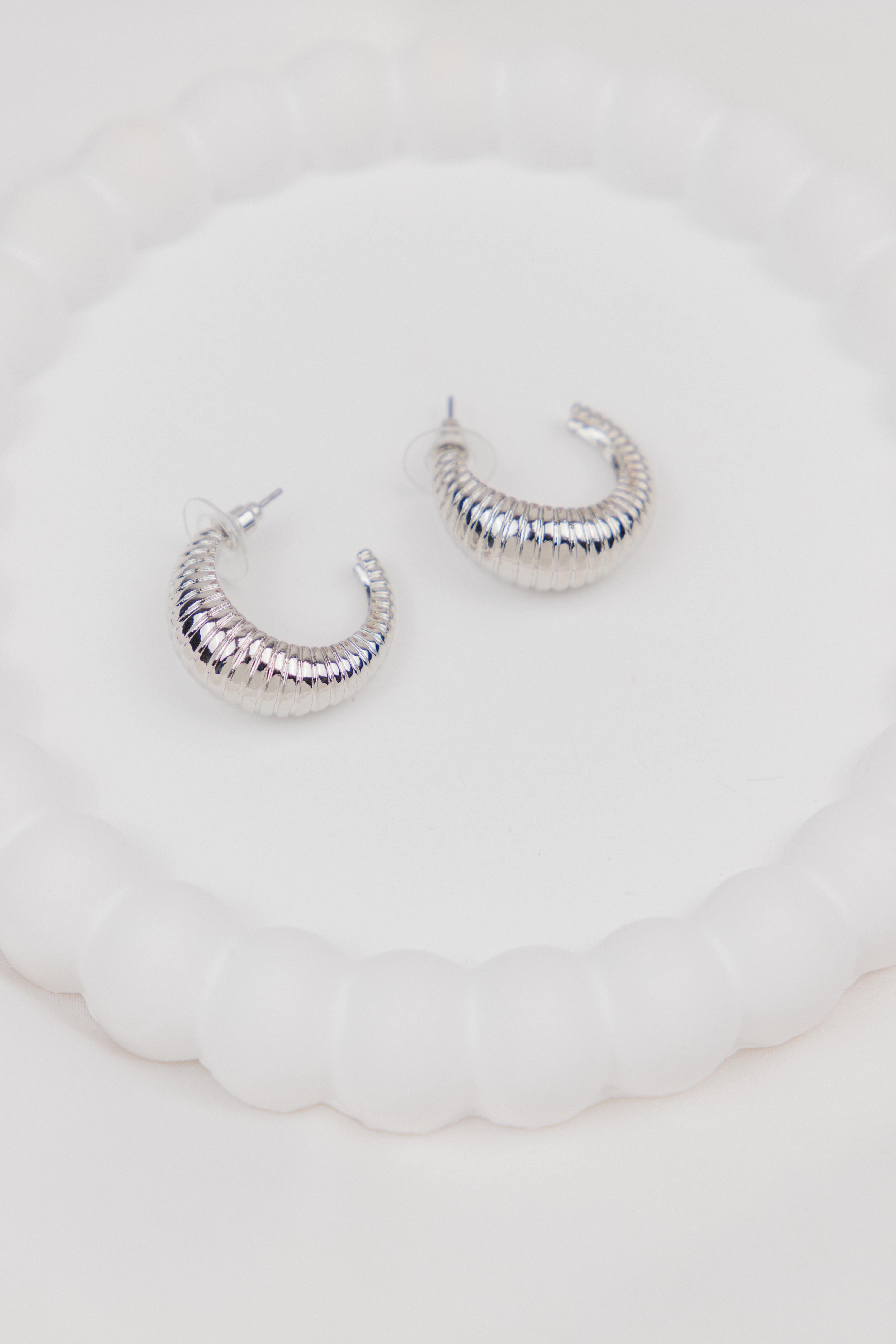 Tırtıklı Gümüş Yarım Halka Küpe