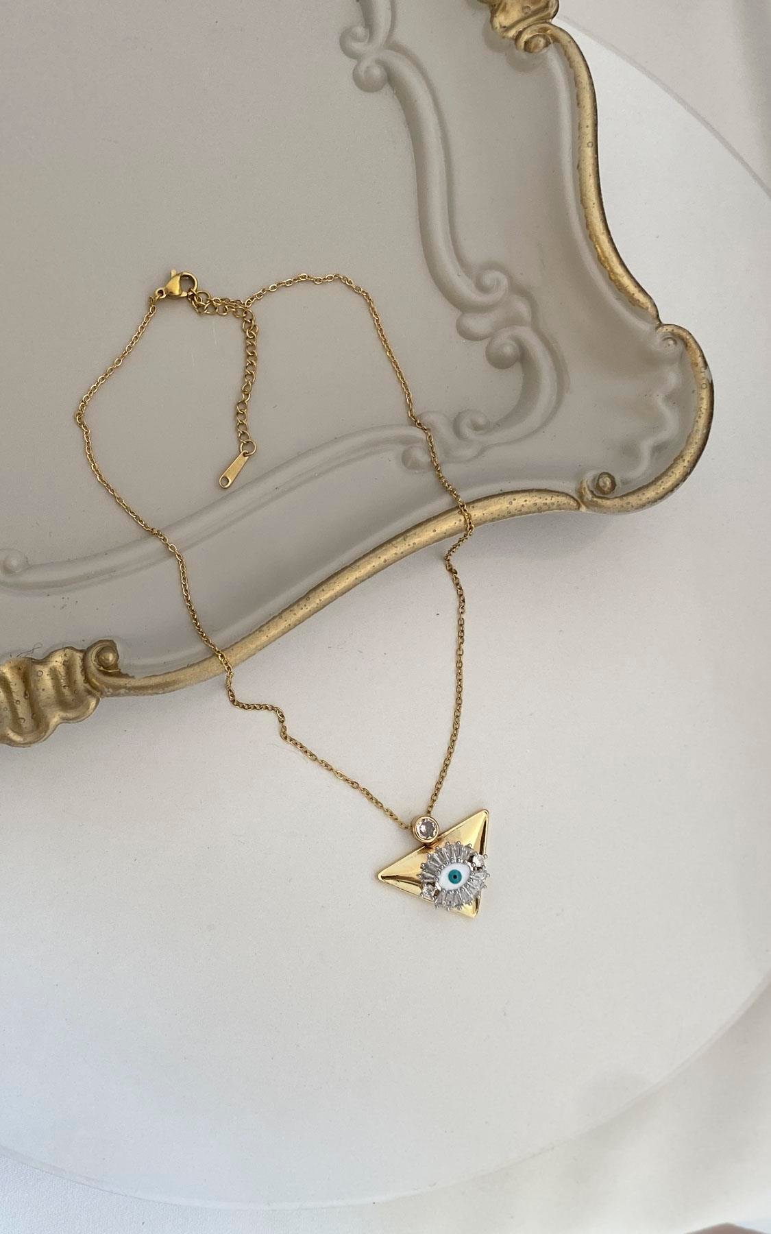 Üçgen Plaka Üzeri Göz ve Baget Taşlı Gold Çelik kolye